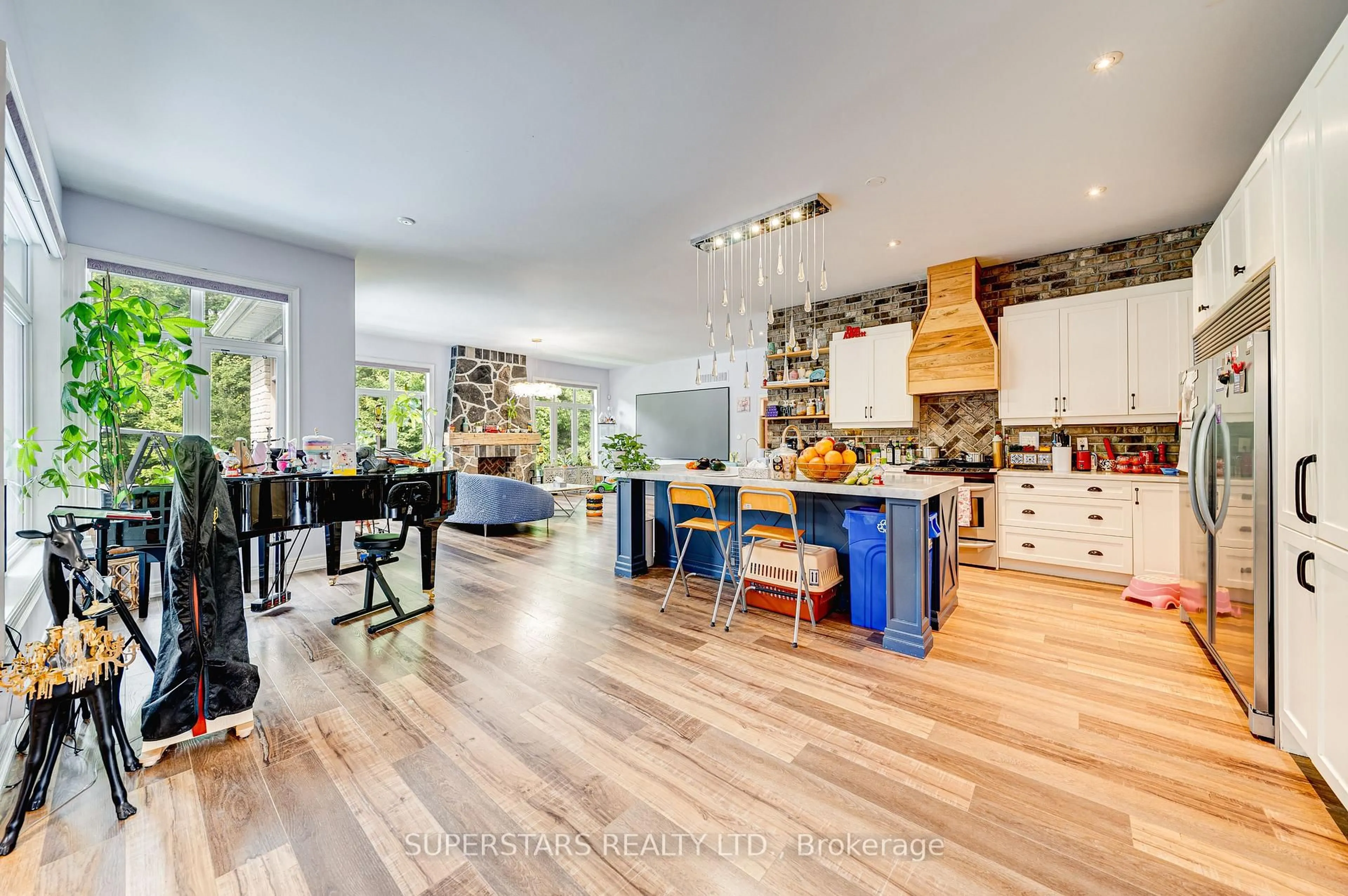 Open concept kitchen, wood/laminate floor for 26 Pelosi Way, East Gwillimbury Ontario L0G 1M0