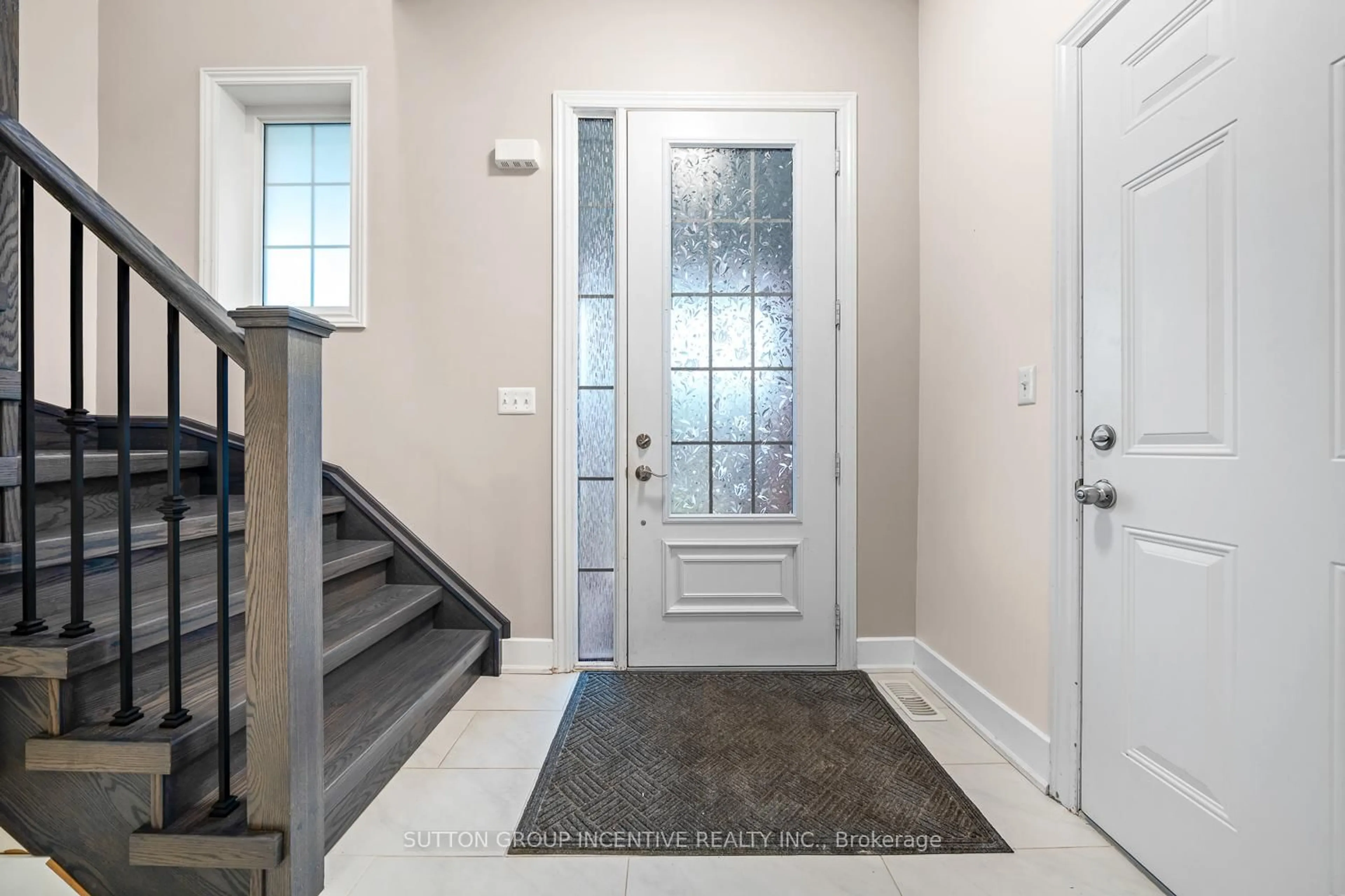 Indoor entryway for 105 COLLIER Cres, Essa Ontario L0M 1B5