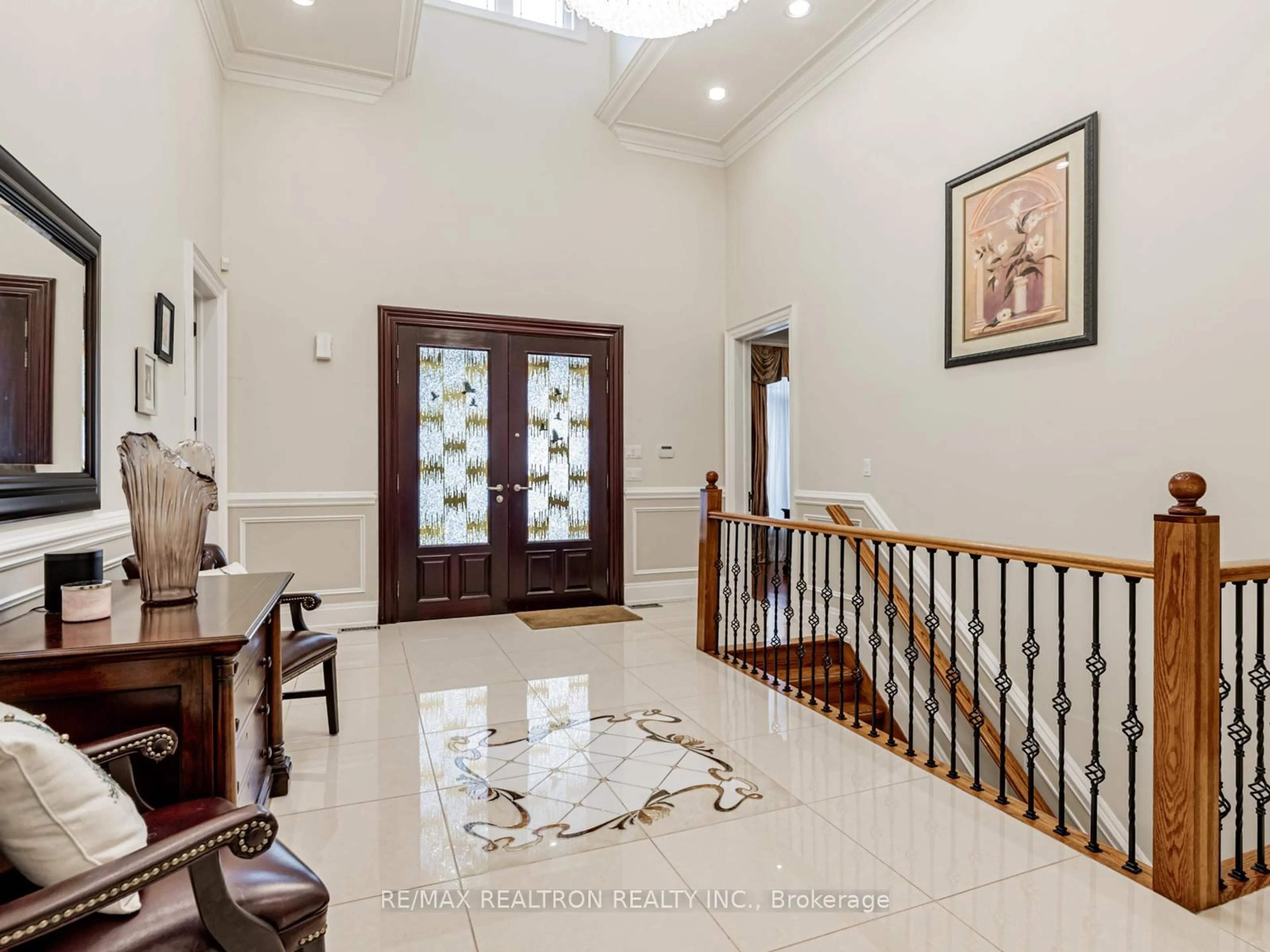 Indoor foyer for 5 Long Hill Dr, Richmond Hill Ontario L4E 3M5