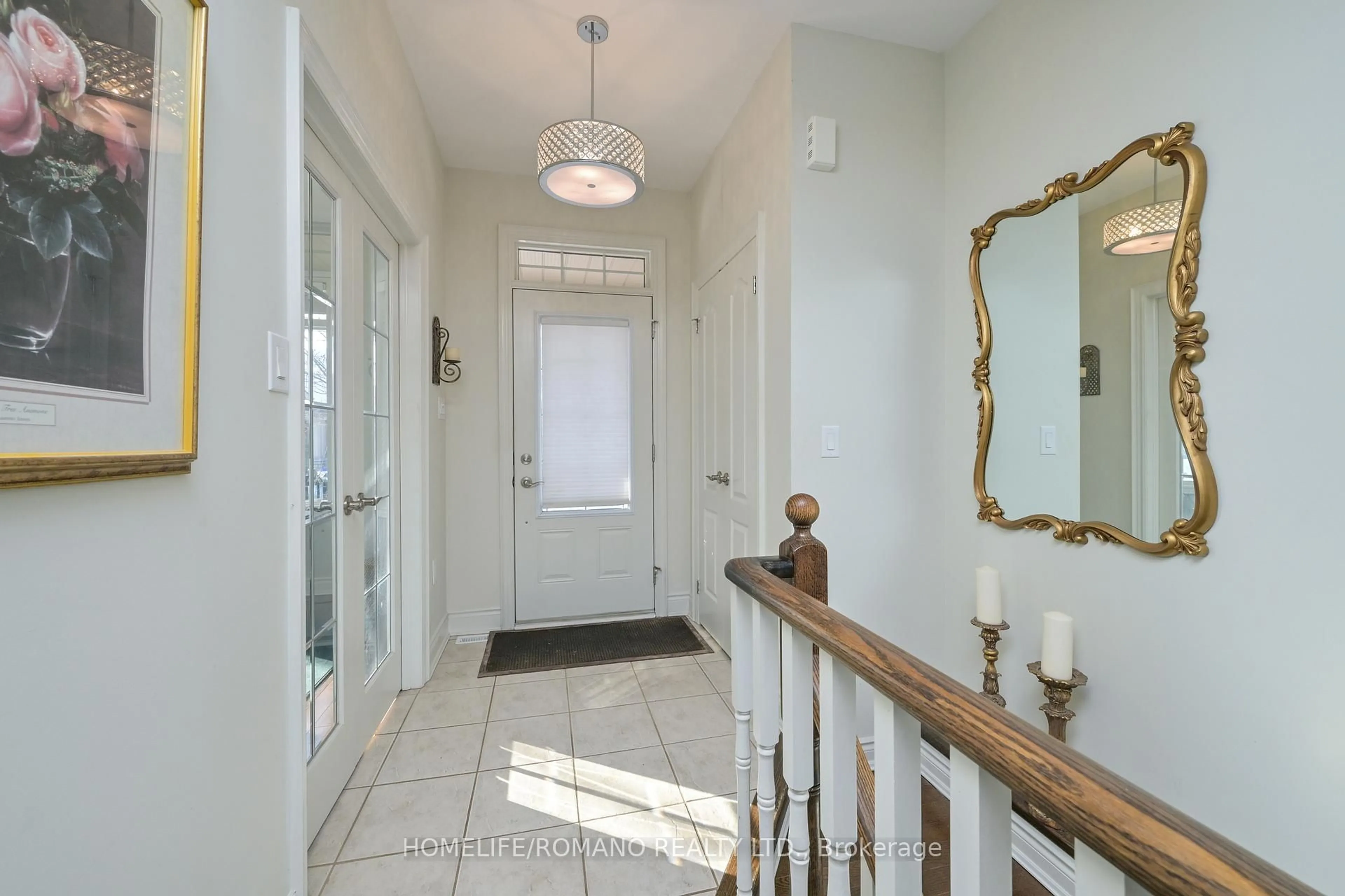 Indoor entryway for 72 Tuscany Grande #13, New Tecumseth Ontario L9R 0E2