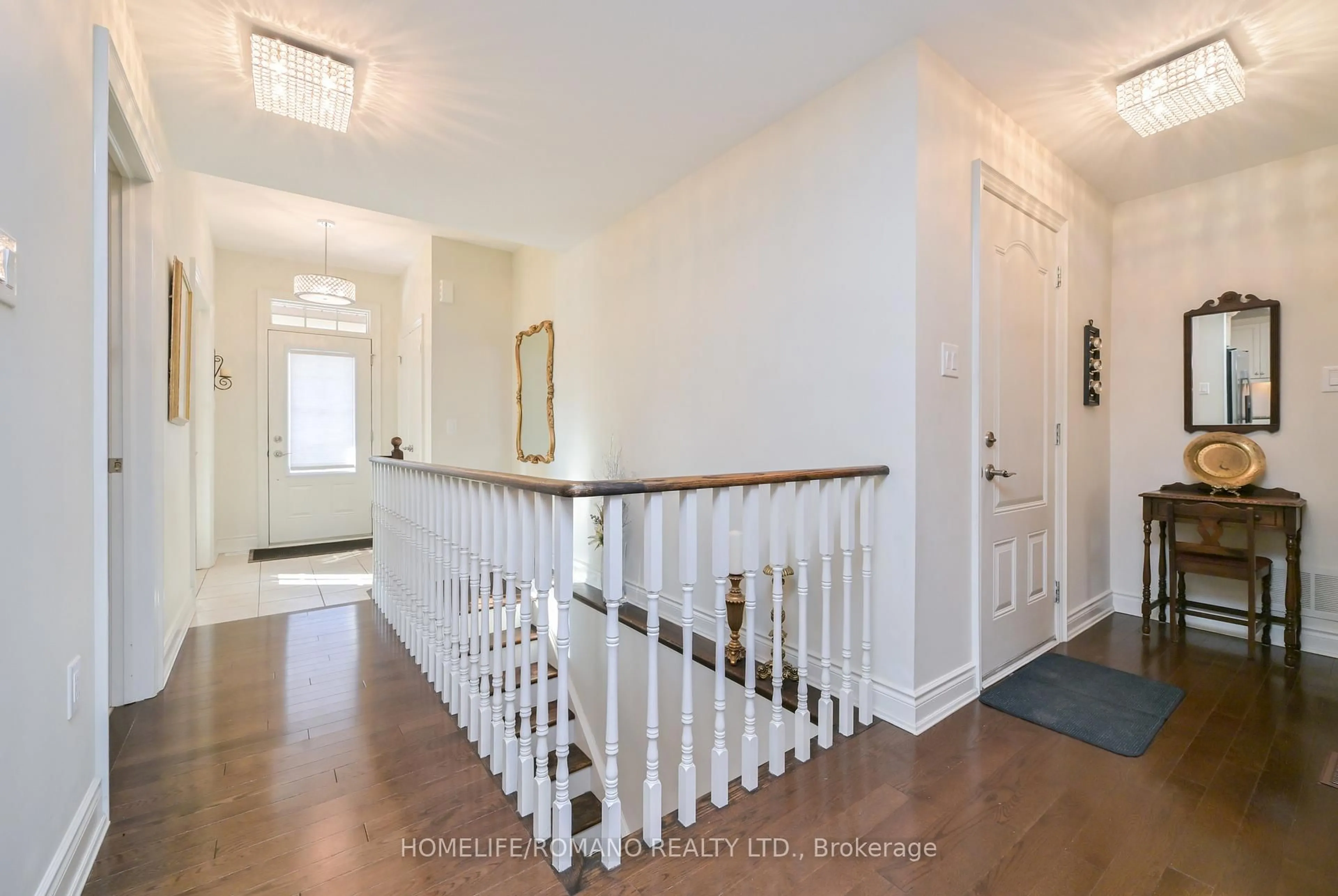 Indoor entryway for 72 Tuscany Grande #13, New Tecumseth Ontario L9R 0E2