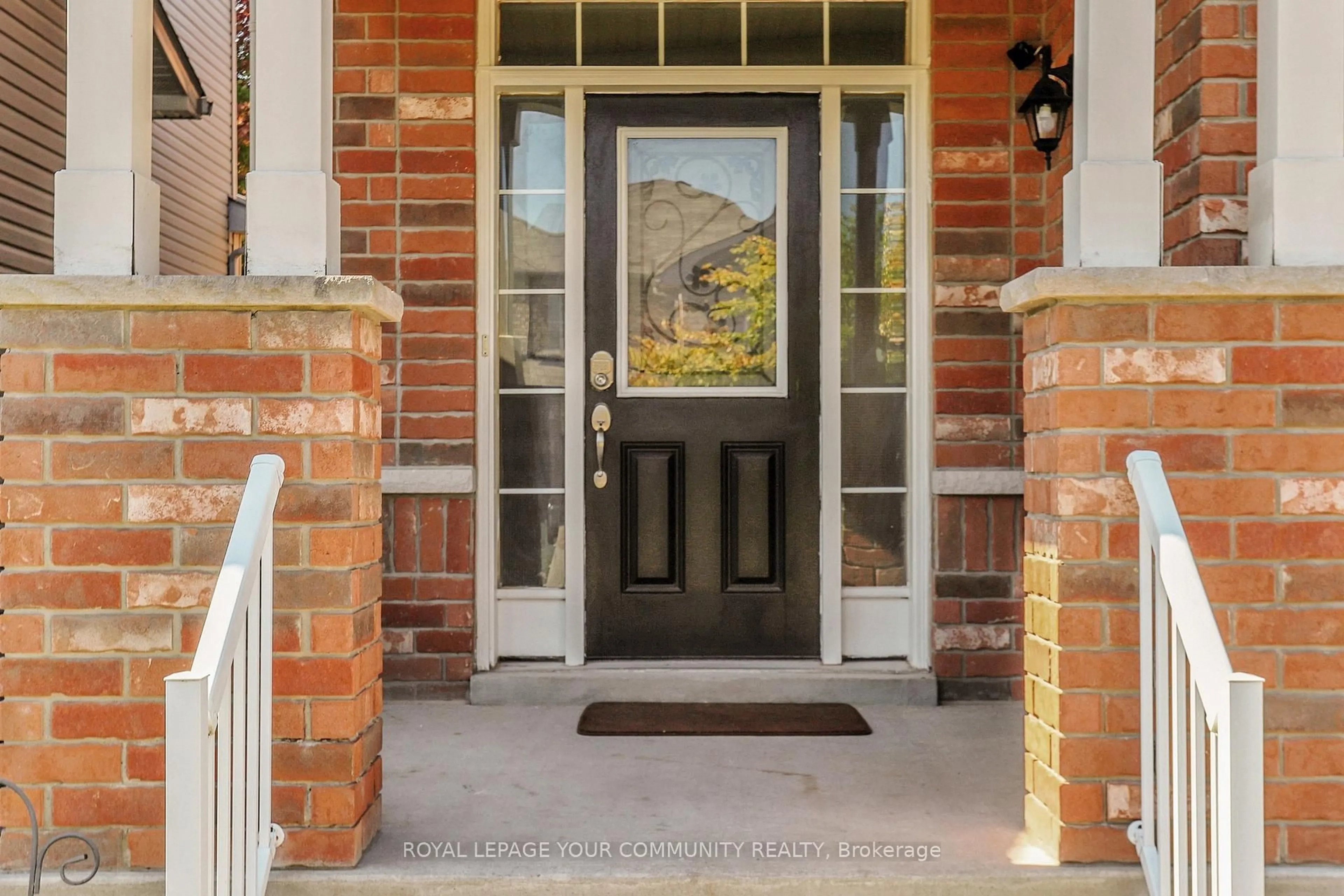 Indoor entryway for 28 Fred Mason St, Georgina Ontario L4P 0B2