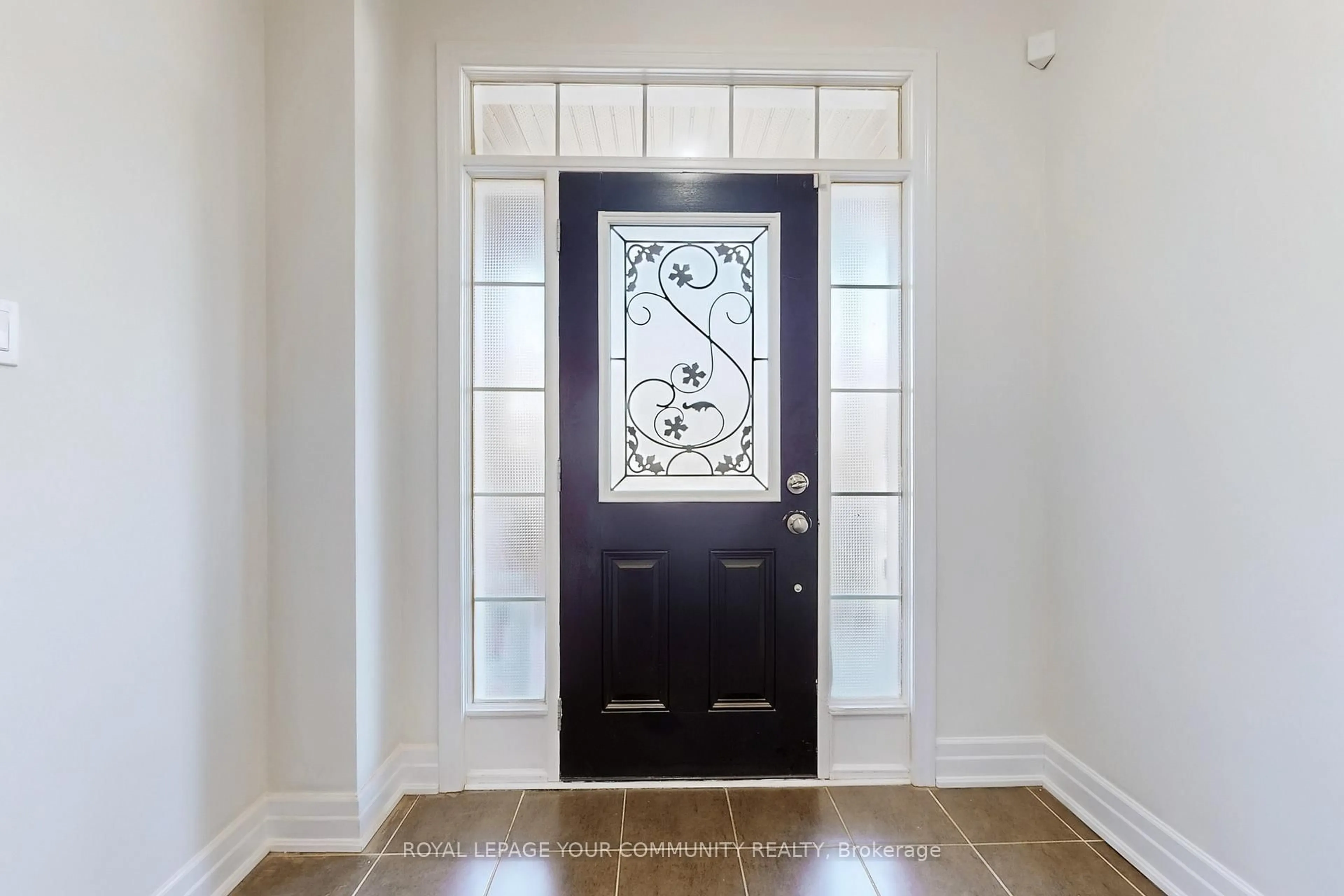 Indoor entryway for 28 Fred Mason St, Georgina Ontario L4P 0B2