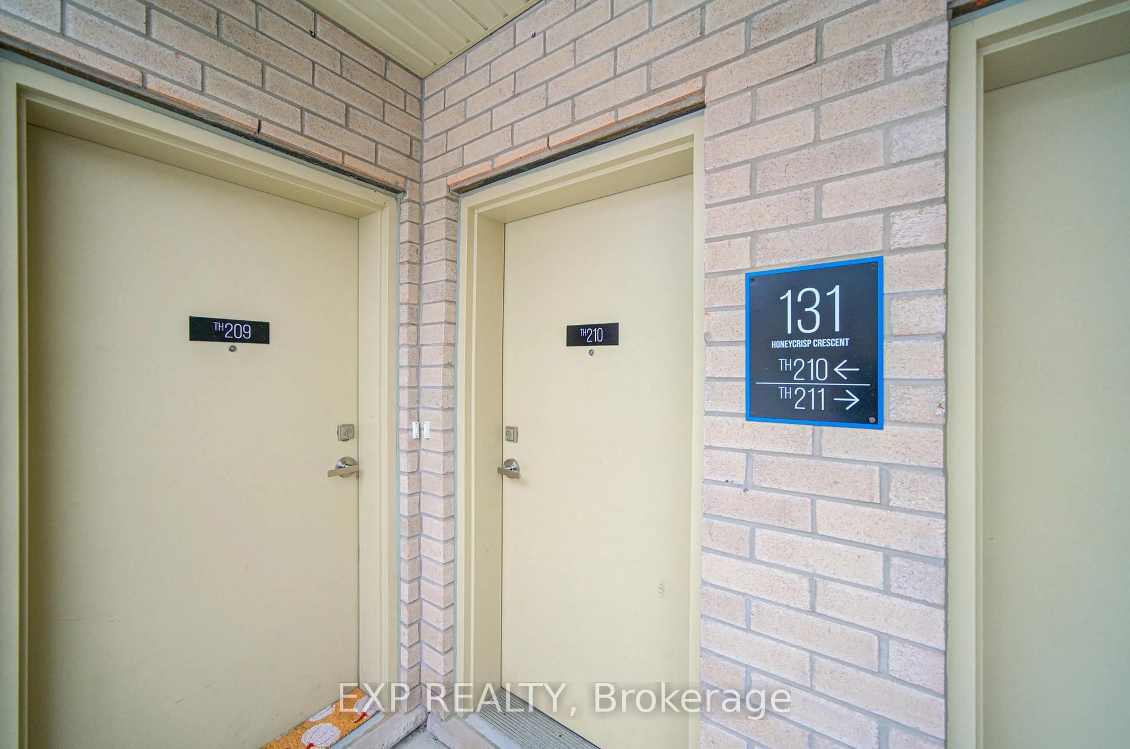 Indoor entryway for 131 Honeycrisp Cres #TH210, Vaughan Ontario L4K 0N7