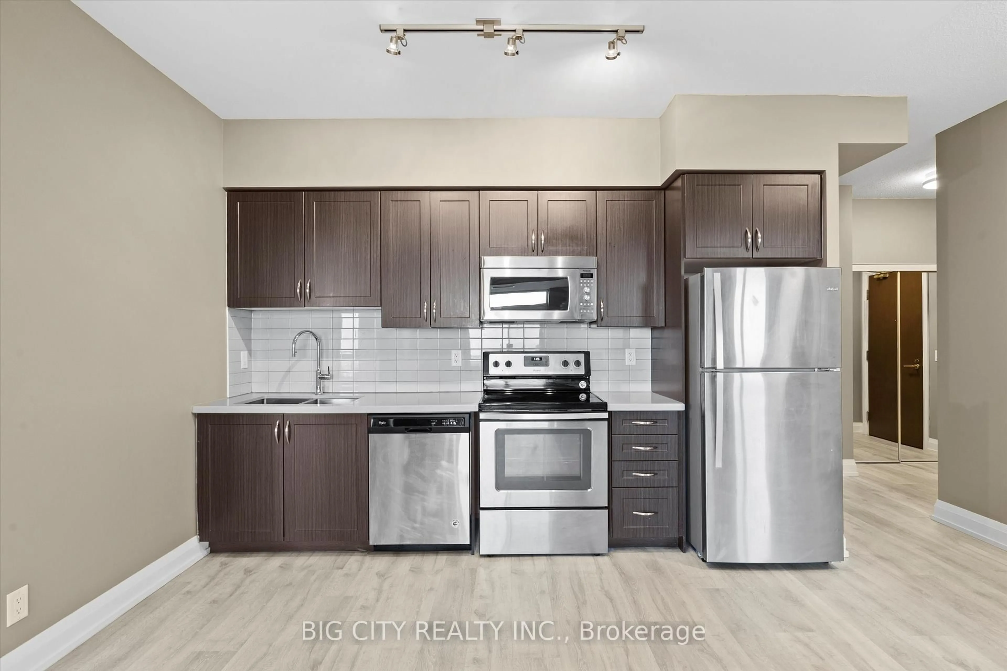 Standard kitchen, unknown for 7890 Bathurst St #2210, Vaughan Ontario L4J 0J8