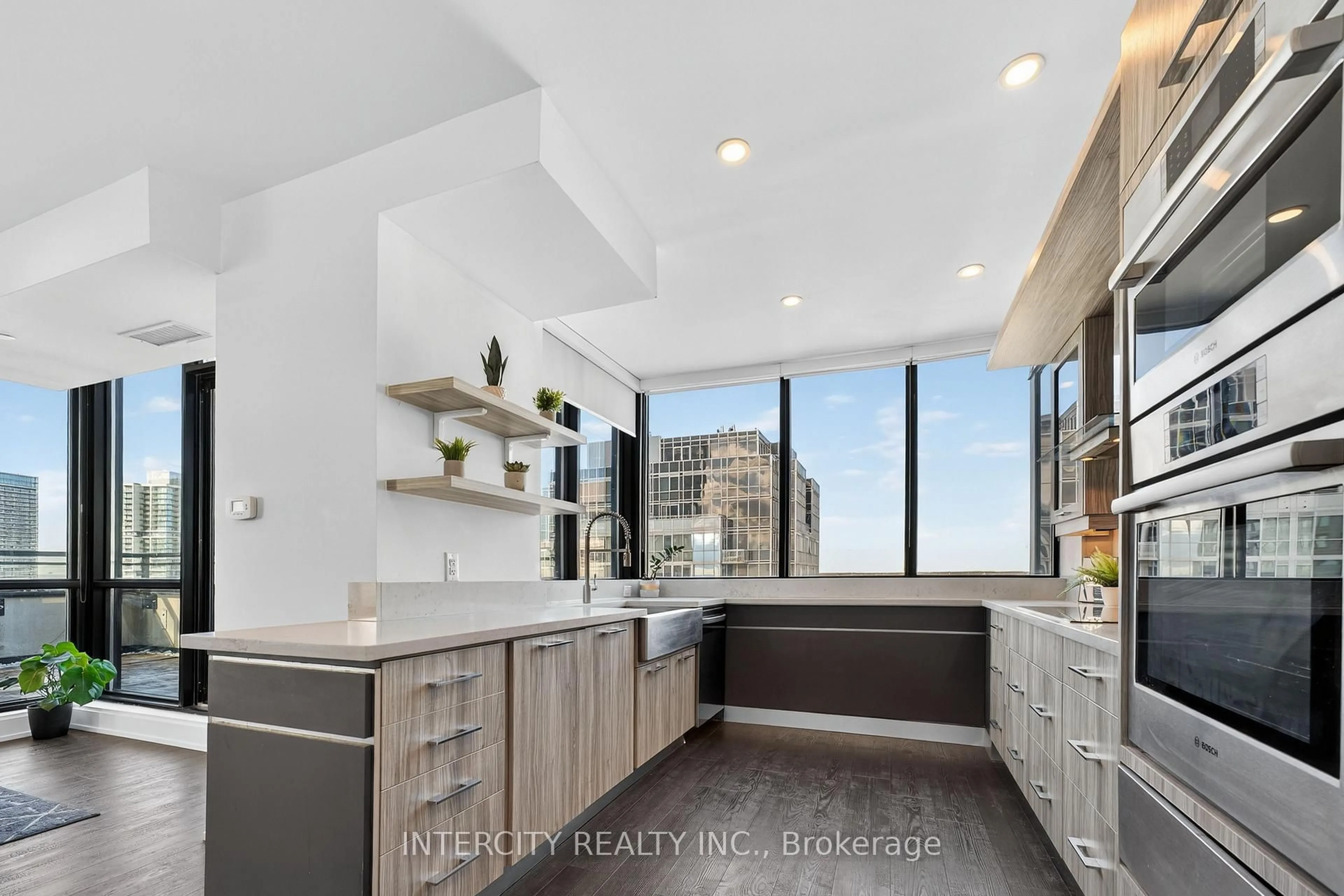 Contemporary kitchen, ceramic/tile floor for 2910 Highway 7 Rd #Ph05 (3605), Vaughan Ontario L4K 0H8