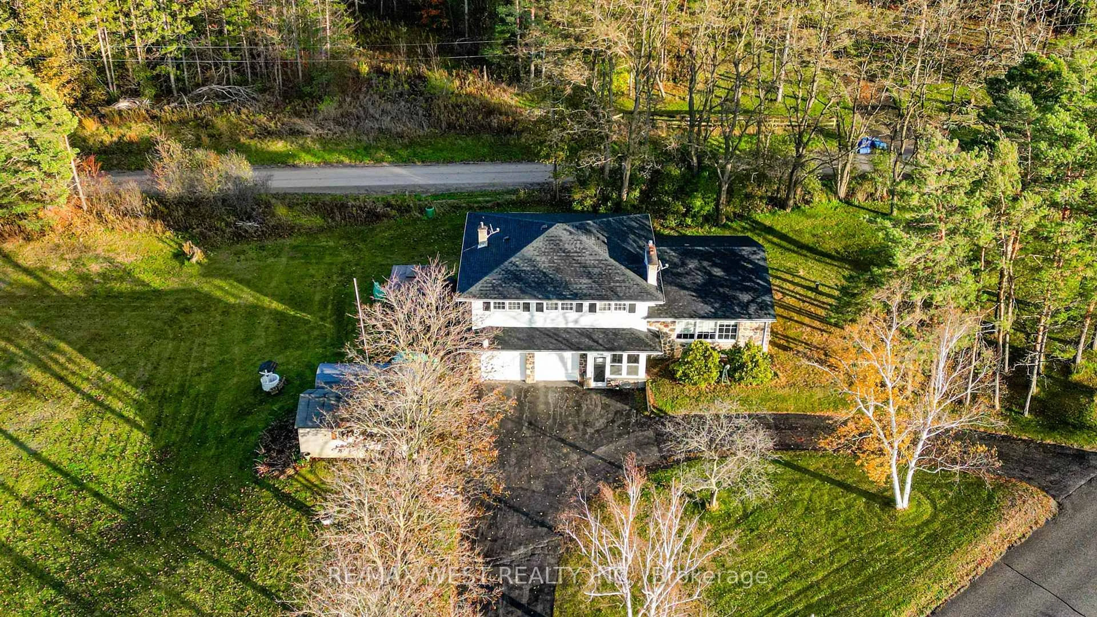 A pic from outside/outdoor area/front of a property/back of a property/a pic from drone, unknown for 5949 Concession 6 Rd, Uxbridge Ontario L9P 0L6