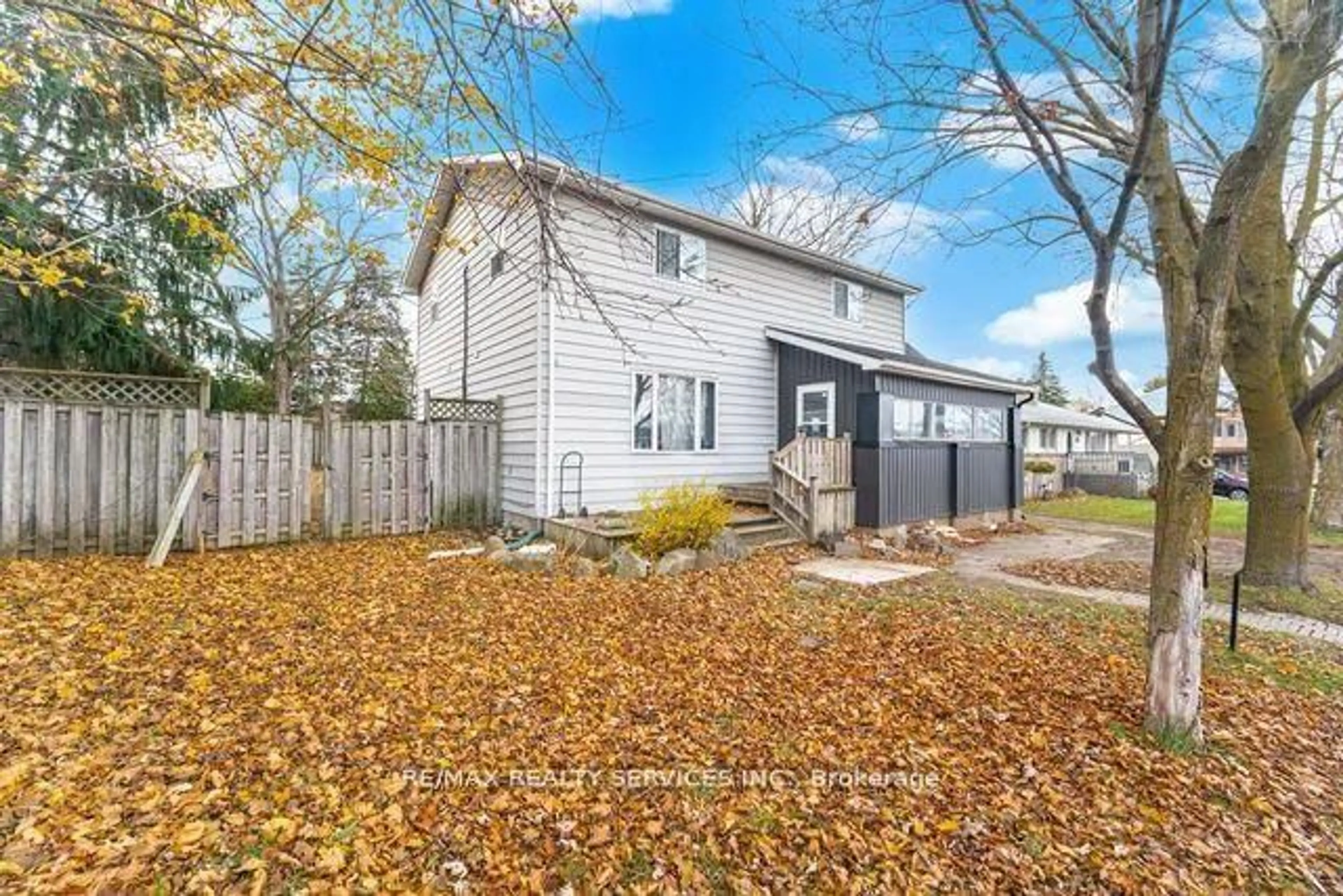 Home with vinyl exterior material, street for 102 Queen St, New Tecumseth Ontario L0G 1W0