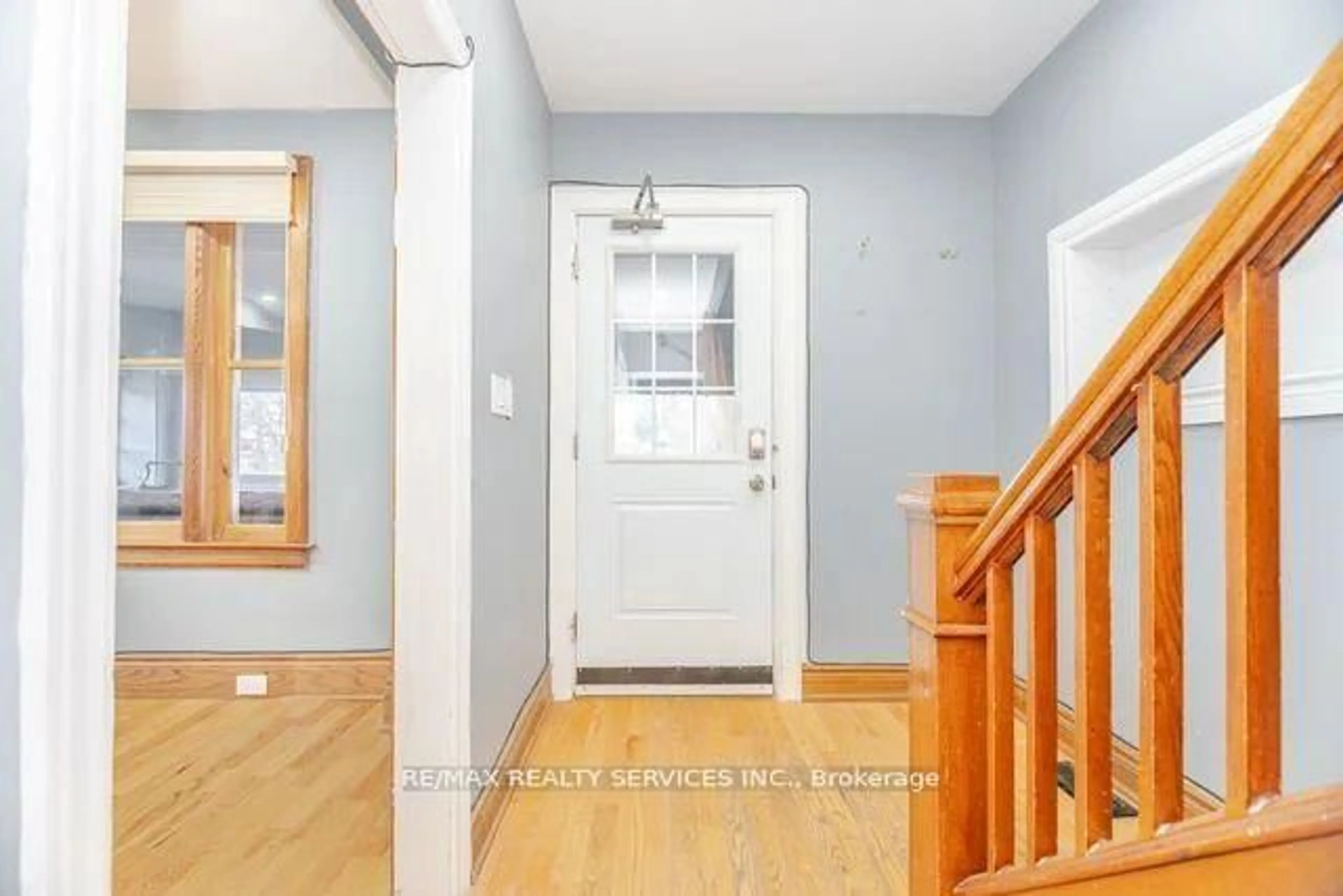Indoor entryway for 102 Queen St, New Tecumseth Ontario L0G 1W0