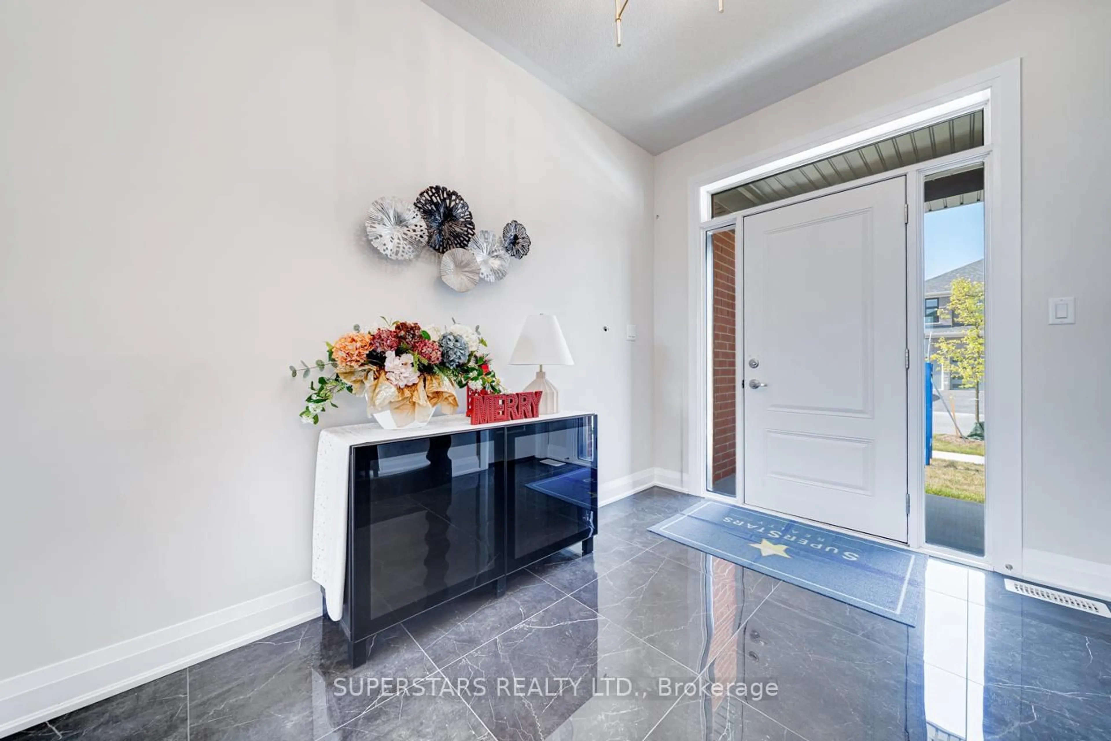 Indoor entryway for 33 John Dallimore Dr, Georgina Ontario L4P 0S6