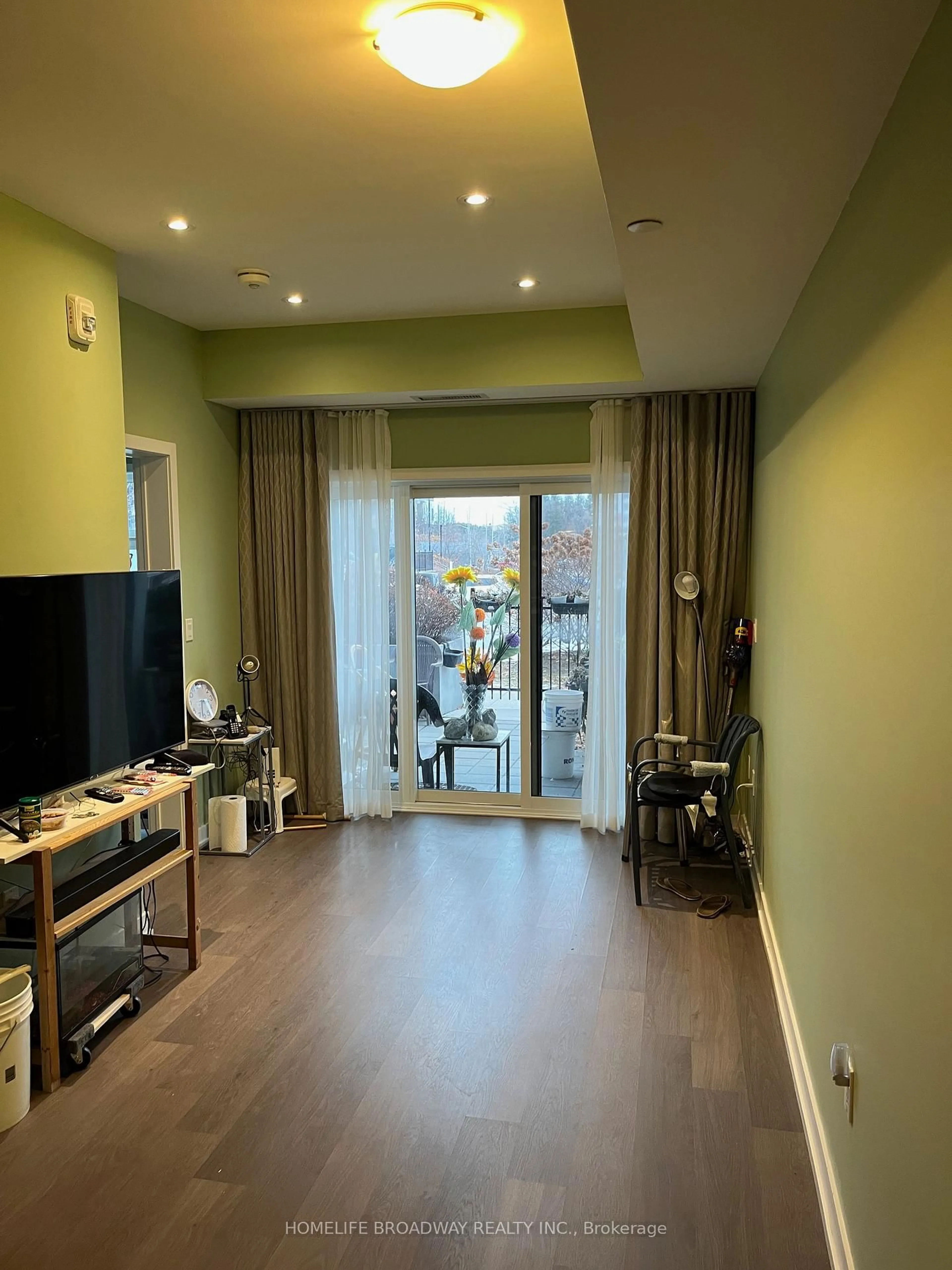 Unknown for 555 William Graham Dr #105, Aurora Ontario L4G 3H9