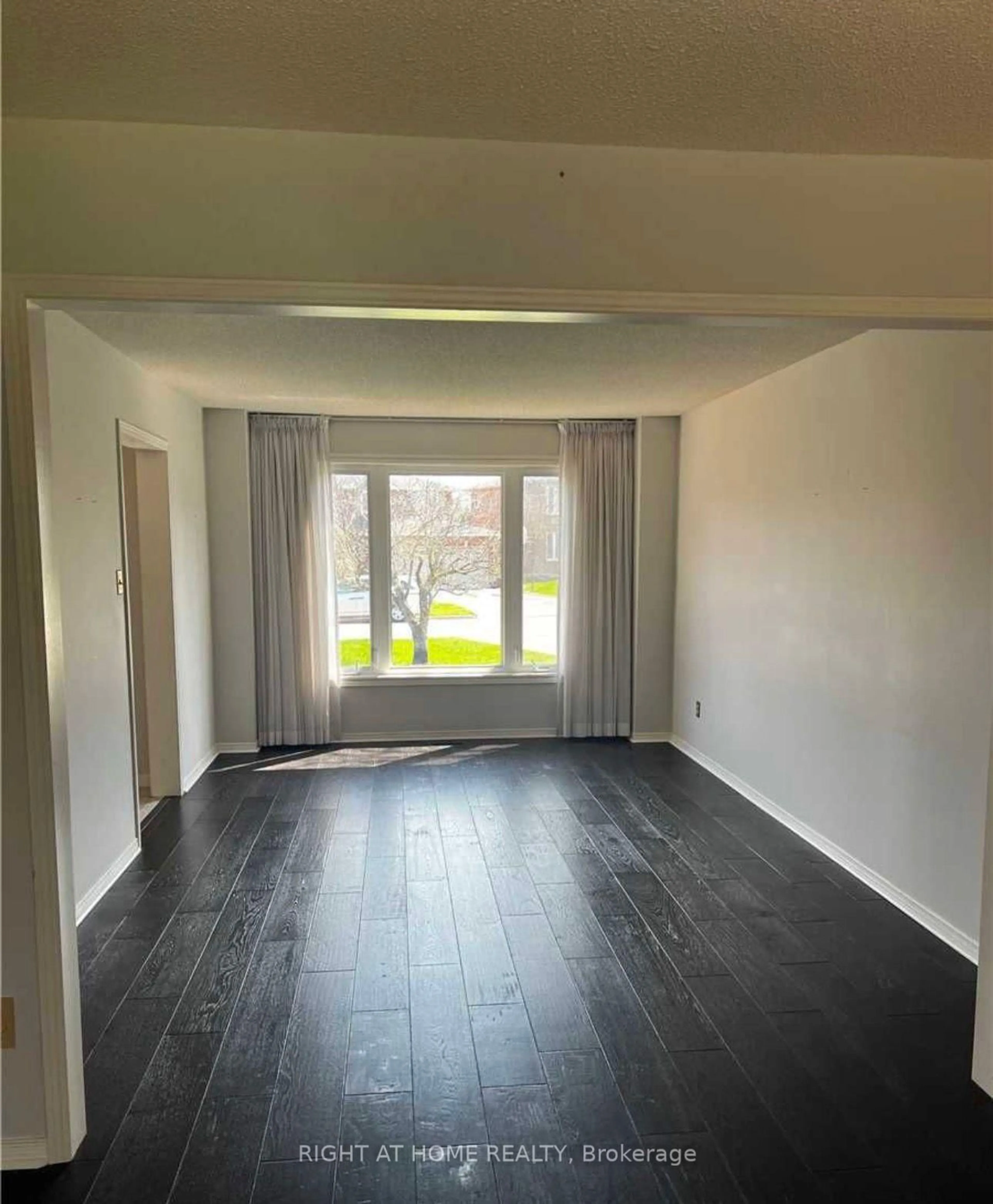 A pic of a room for 43 Doris Cres, Newmarket Ontario L3Y 7V3