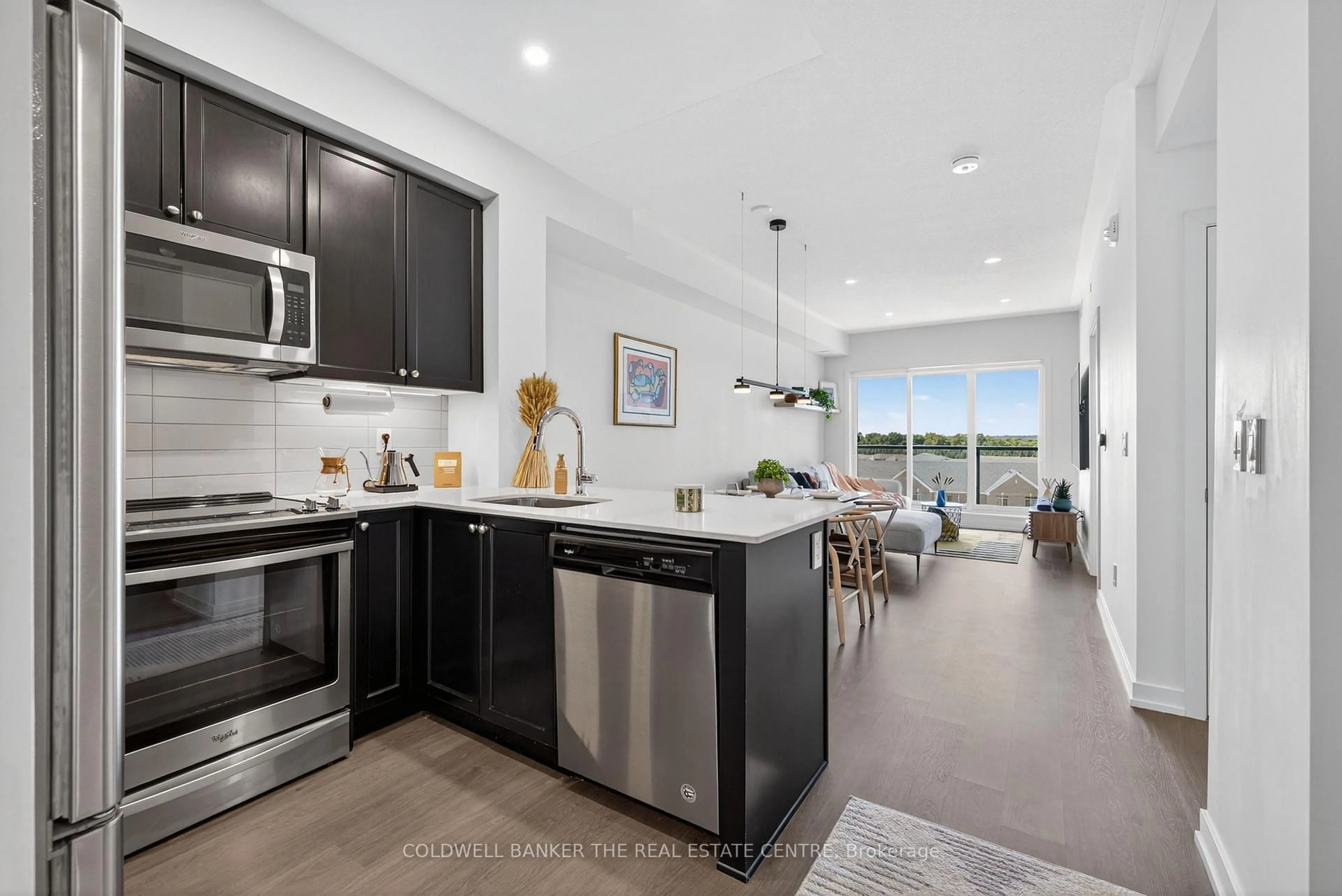 Open concept kitchen, ceramic/tile floor for 555 William Graham Dr #351, Aurora Ontario L4G 7C4