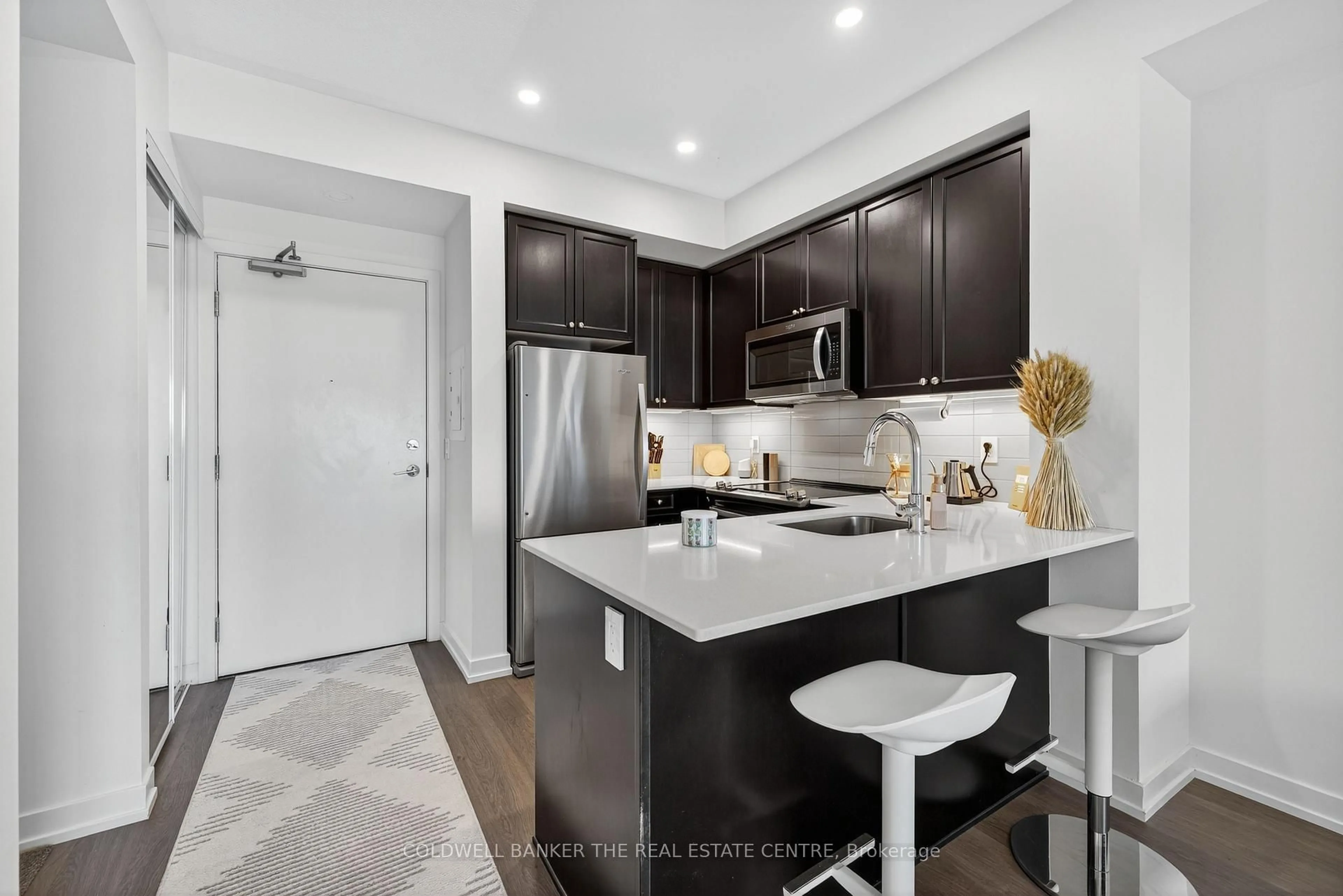 Open concept kitchen, unknown for 555 William Graham Dr #351, Aurora Ontario L4G 7C4