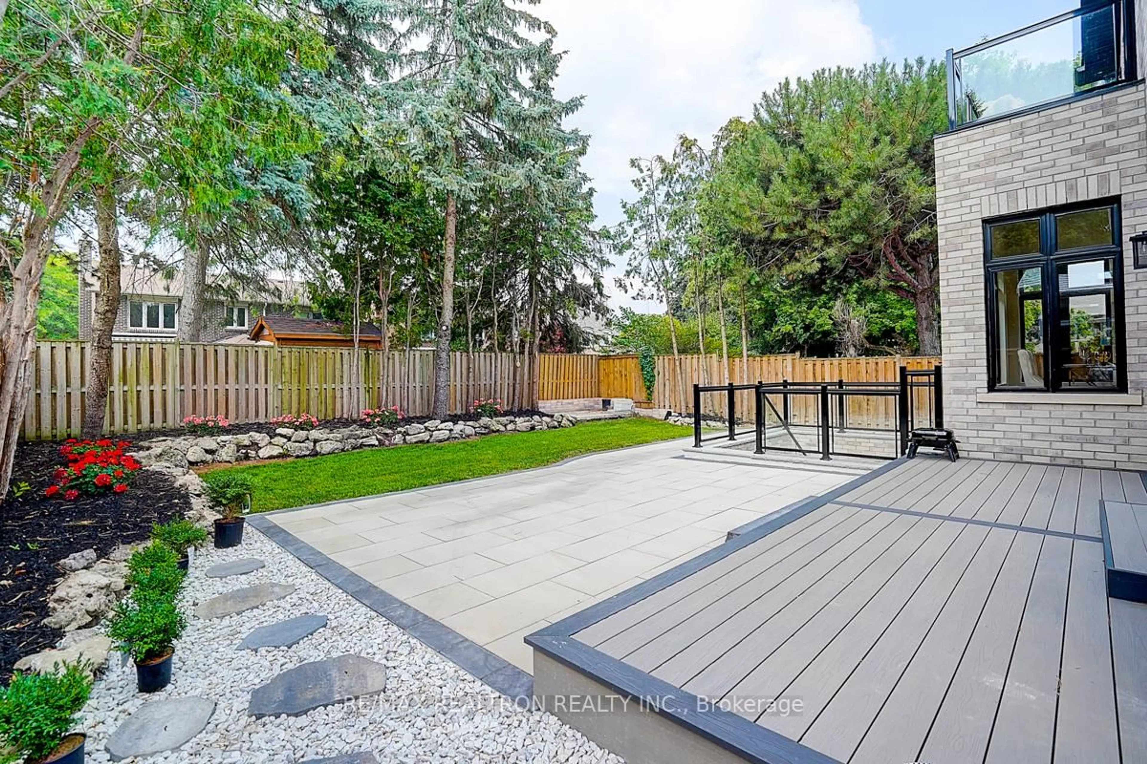Patio, street for 202 Carlton Rd, Markham Ontario L3R 3L8