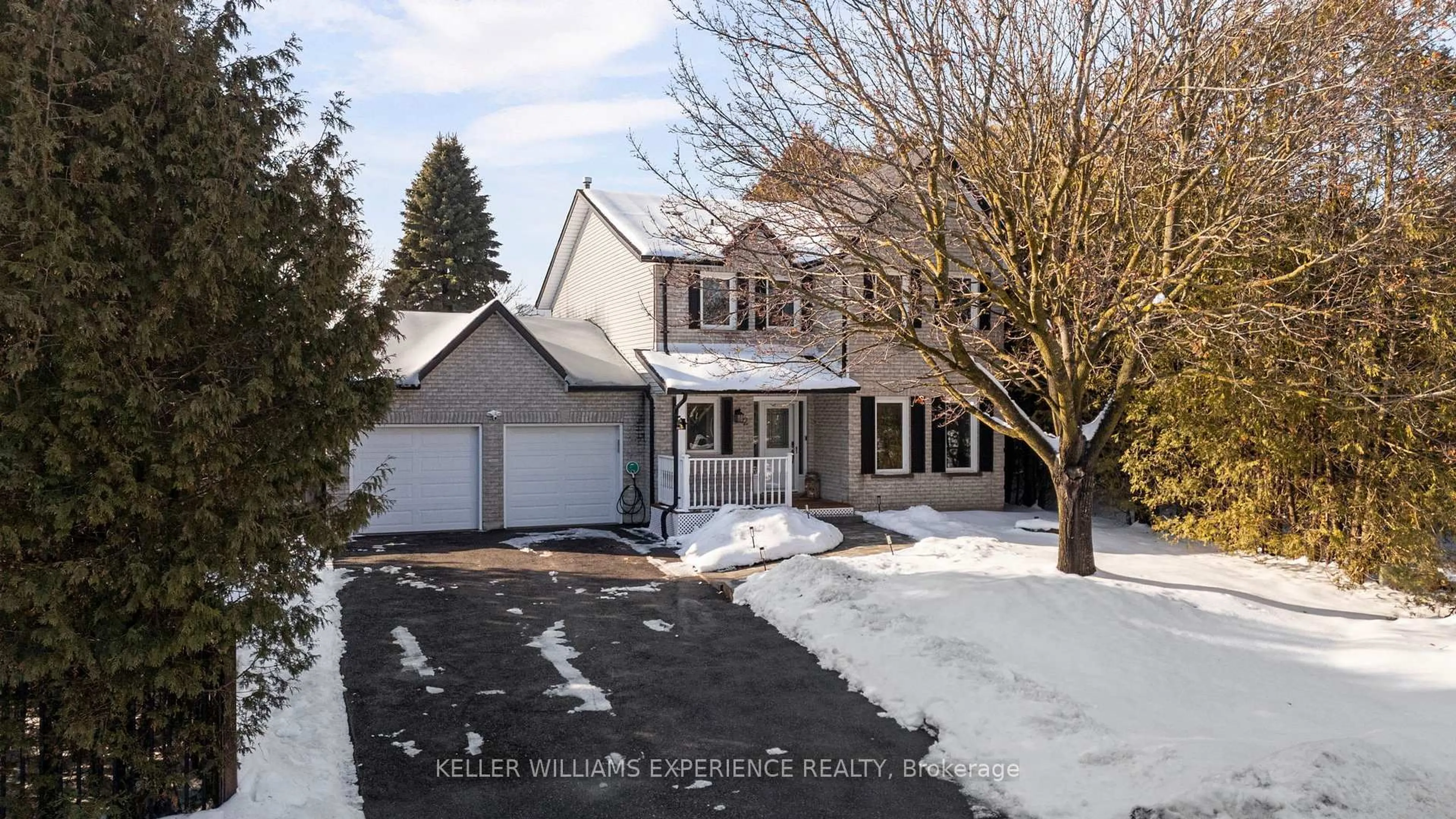 A pic from outside/outdoor area/front of a property/back of a property/a pic from drone, street for 2 Heritage Rd, Innisfil Ontario L0L 1L0