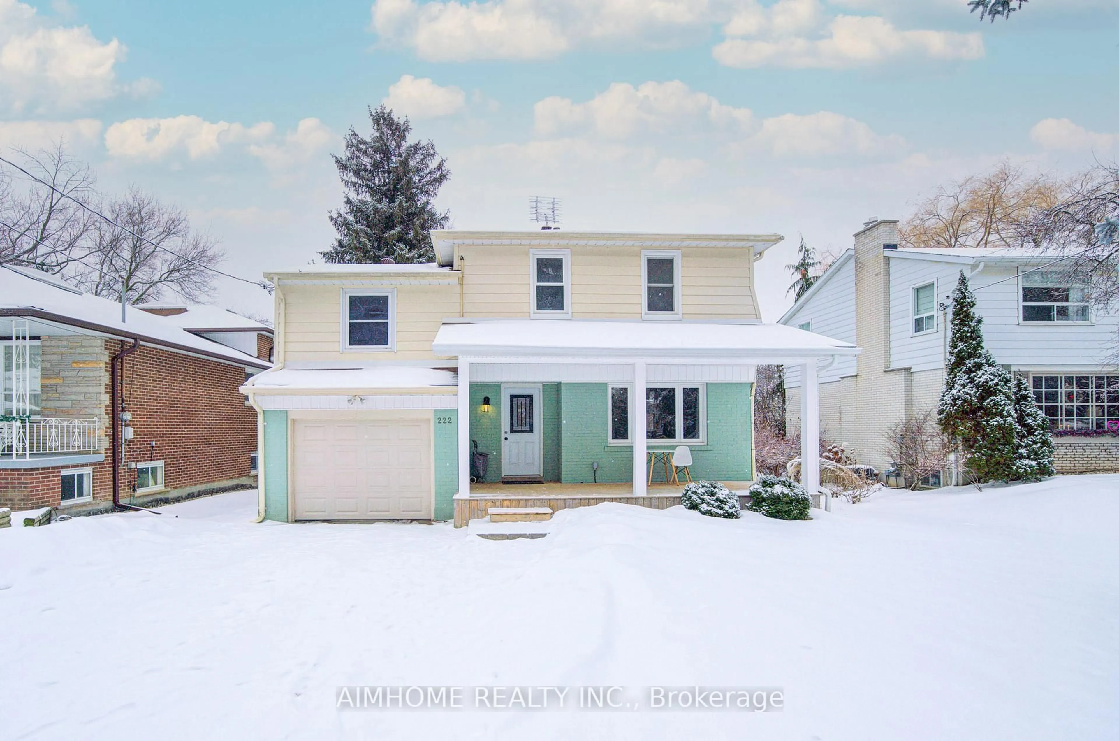 A pic from outside/outdoor area/front of a property/back of a property/a pic from drone, street for 222 Richmond St, Richmond Hill Ontario L4C 3Y8