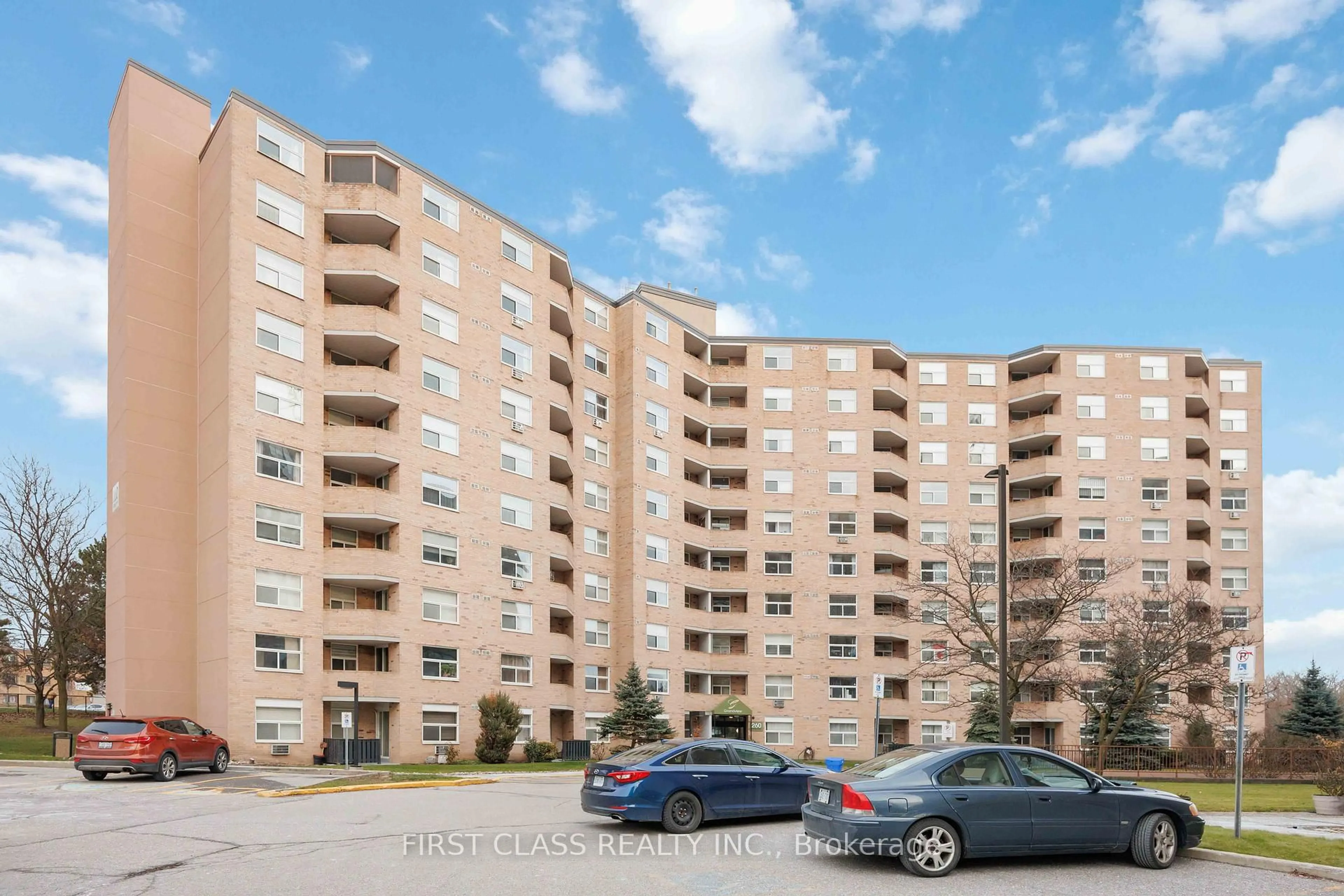 A pic from outside/outdoor area/front of a property/back of a property/a pic from drone, street for 260 Davis Dr #812, Newmarket Ontario L3Y 7C3