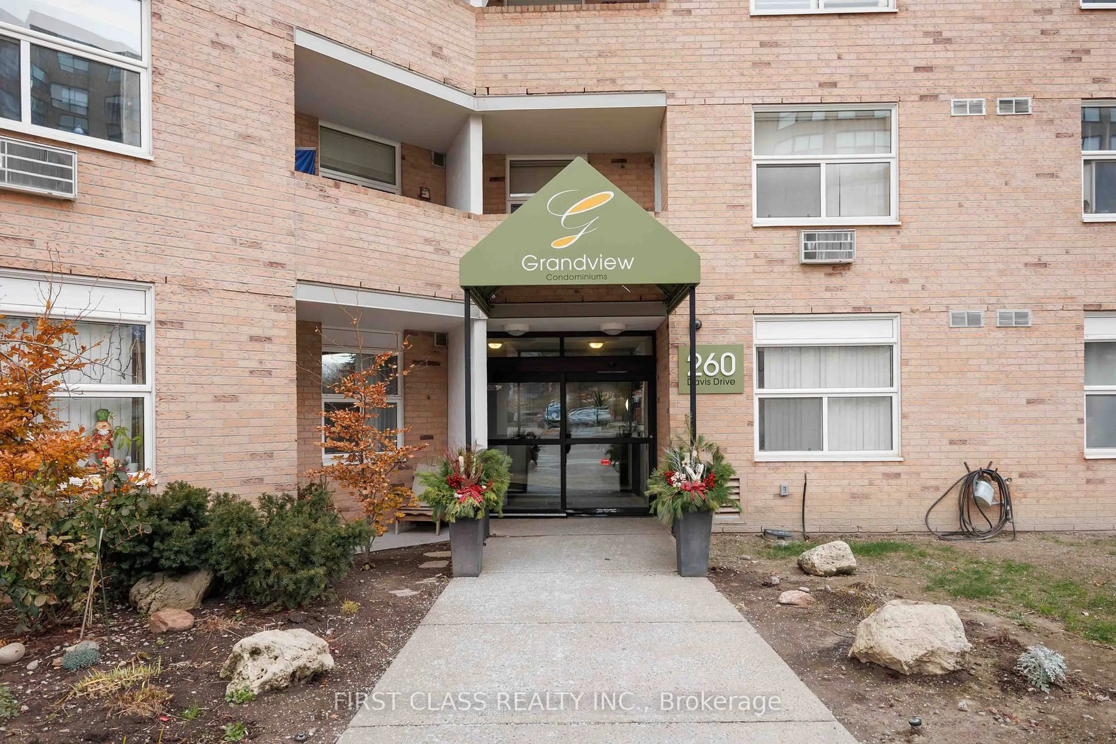 Indoor foyer for 260 Davis Dr #812, Newmarket Ontario L3Y 7C3