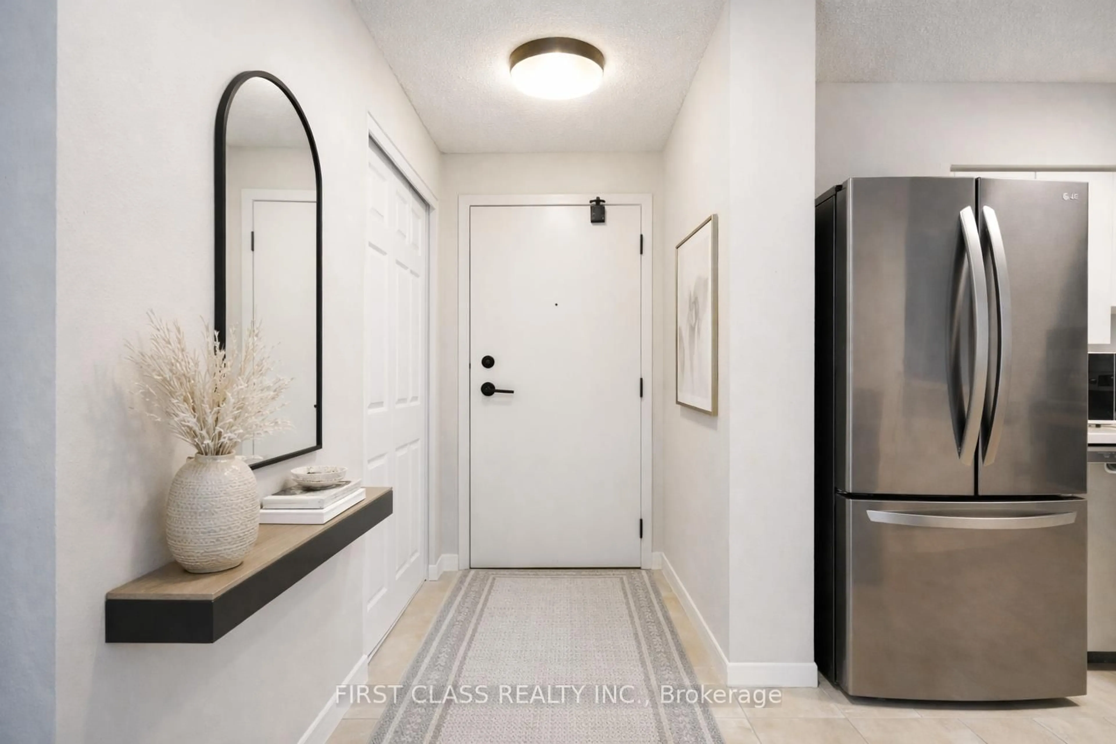 Indoor entryway for 260 Davis Dr #812, Newmarket Ontario L3Y 7C3