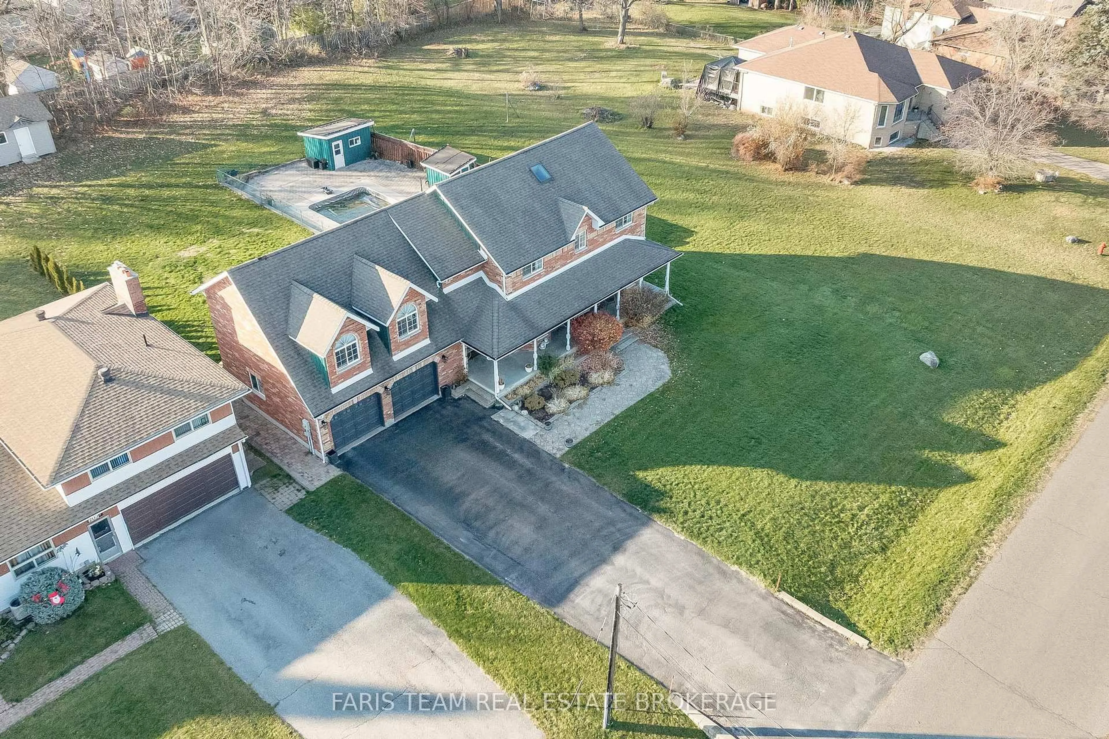 A pic from outside/outdoor area/front of a property/back of a property/a pic from drone, street for 2040 Lea Rd, Innisfil Ontario L9S 1T3