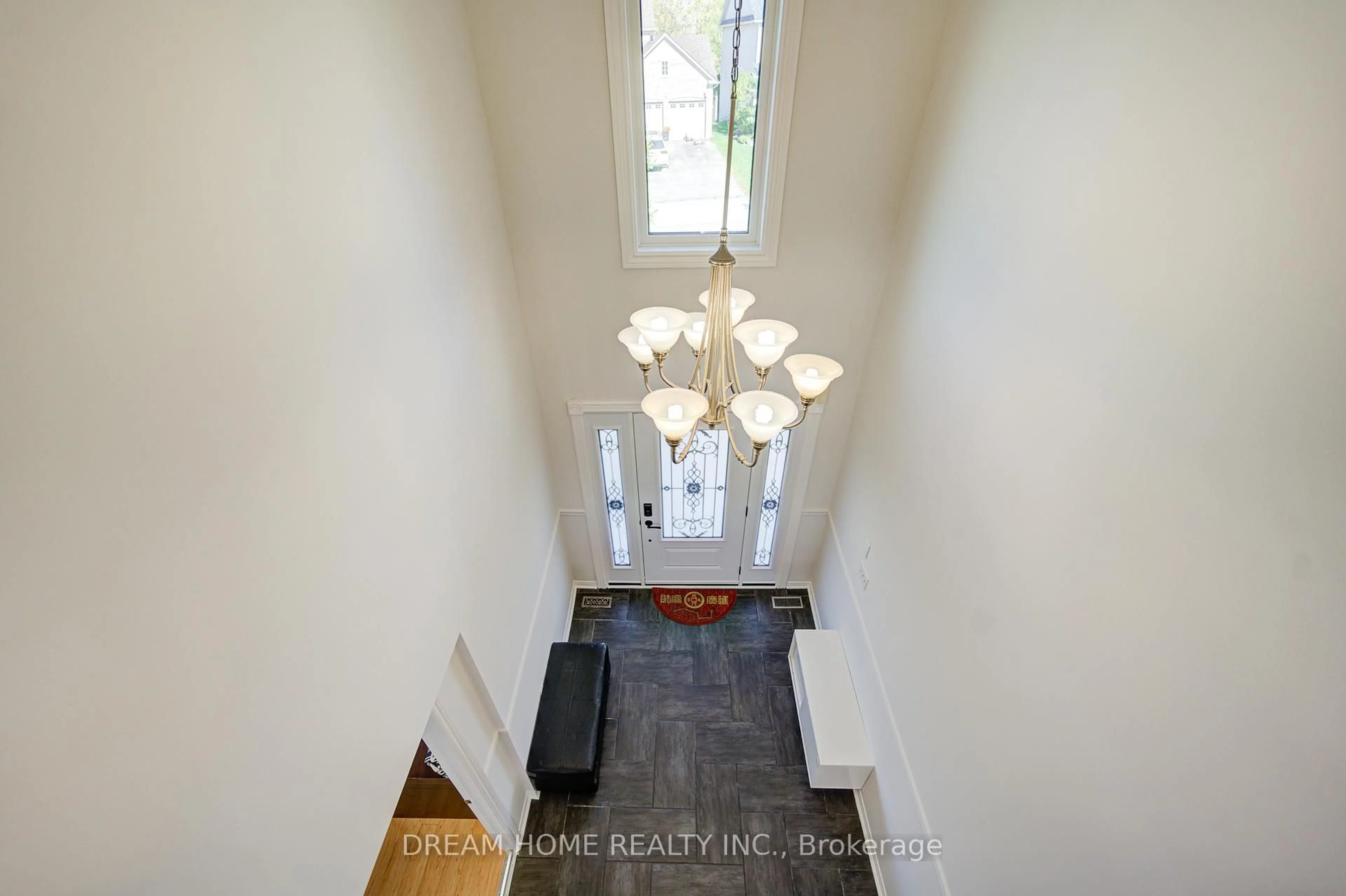Indoor foyer for 23 Viscount Way, East Gwillimbury Ontario L0G 1M0