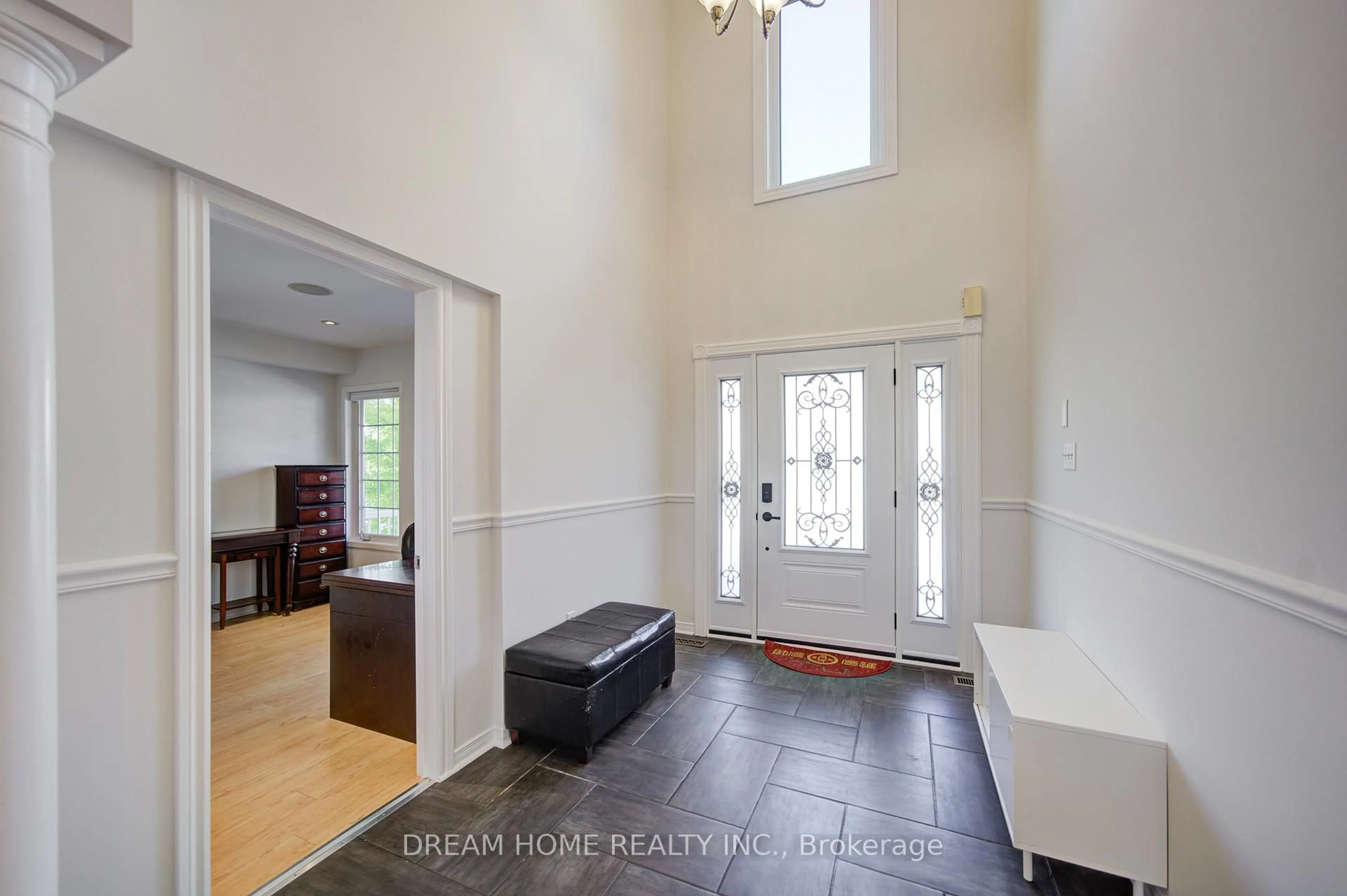 Indoor entryway for 23 Viscount Way, East Gwillimbury Ontario L0G 1M0