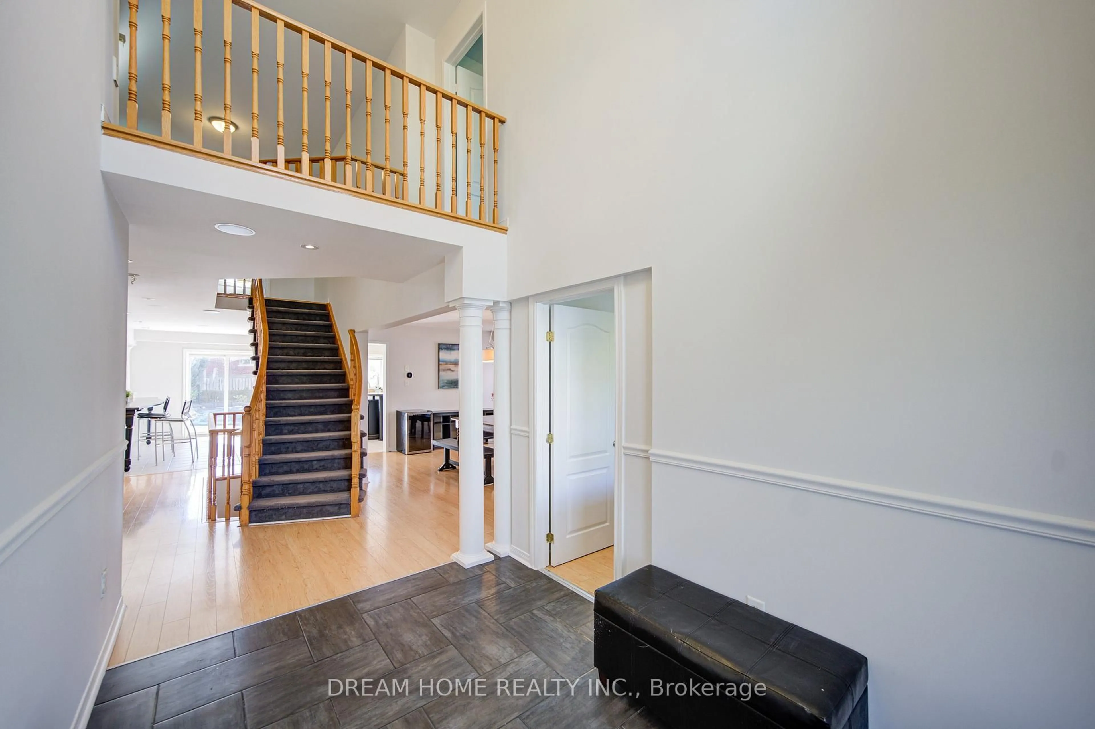 Indoor foyer for 23 Viscount Way, East Gwillimbury Ontario L0G 1M0
