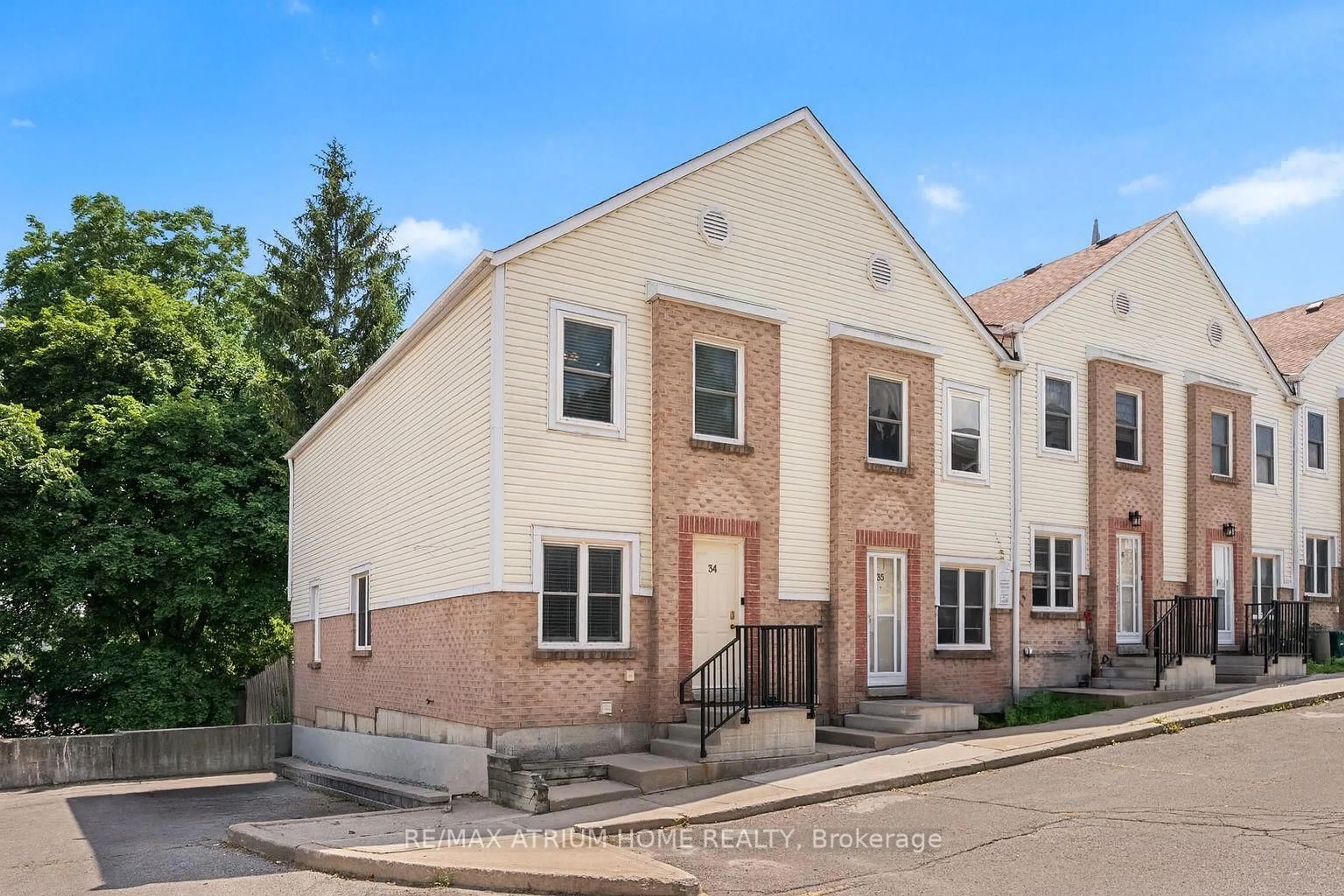 A pic from outside/outdoor area/front of a property/back of a property/a pic from drone, street for 115 Main St #34, Newmarket Ontario L3Y 8J3