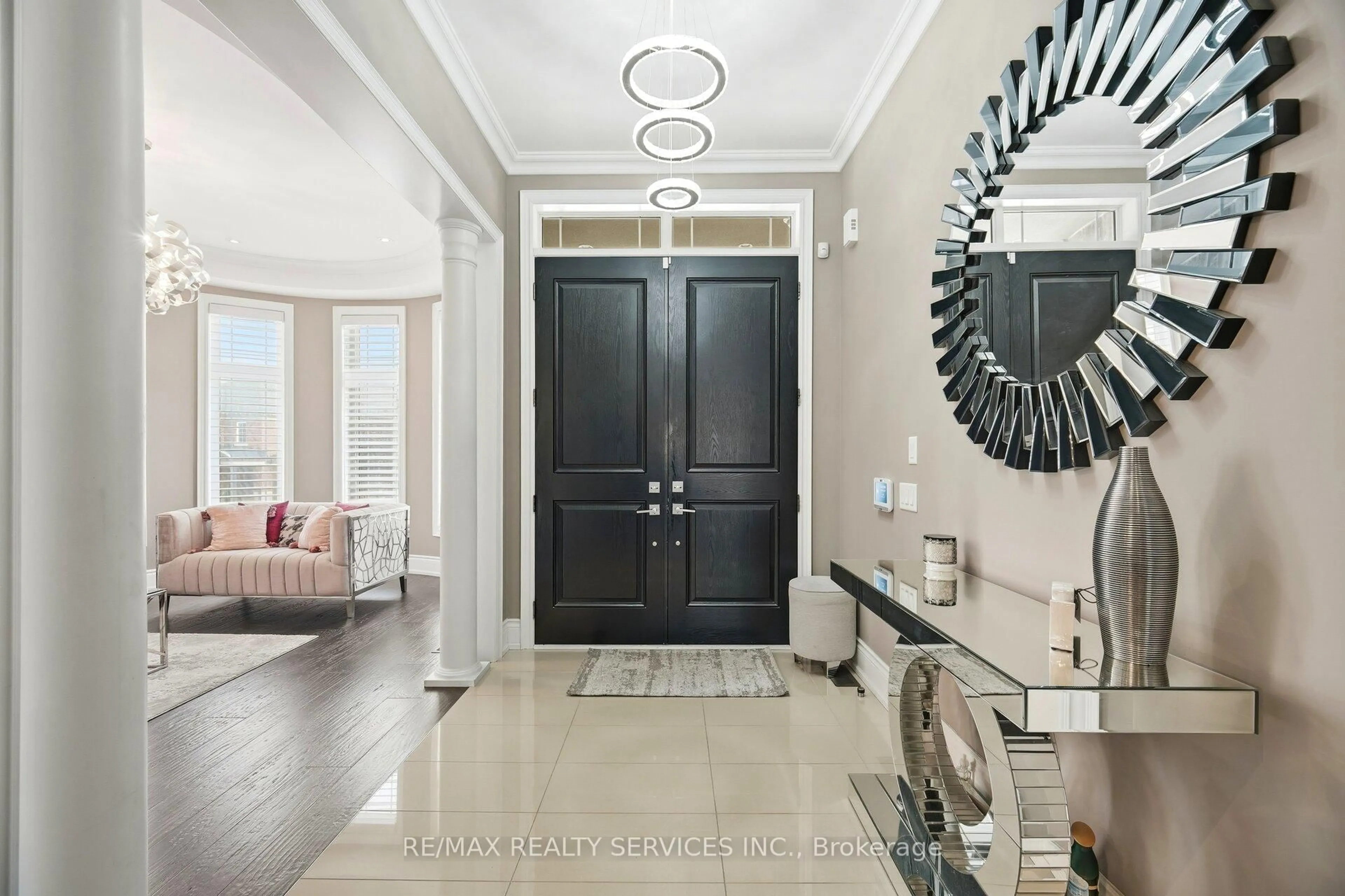 Indoor entryway for 36 West Coast Tr, King Ontario L7B 0A4