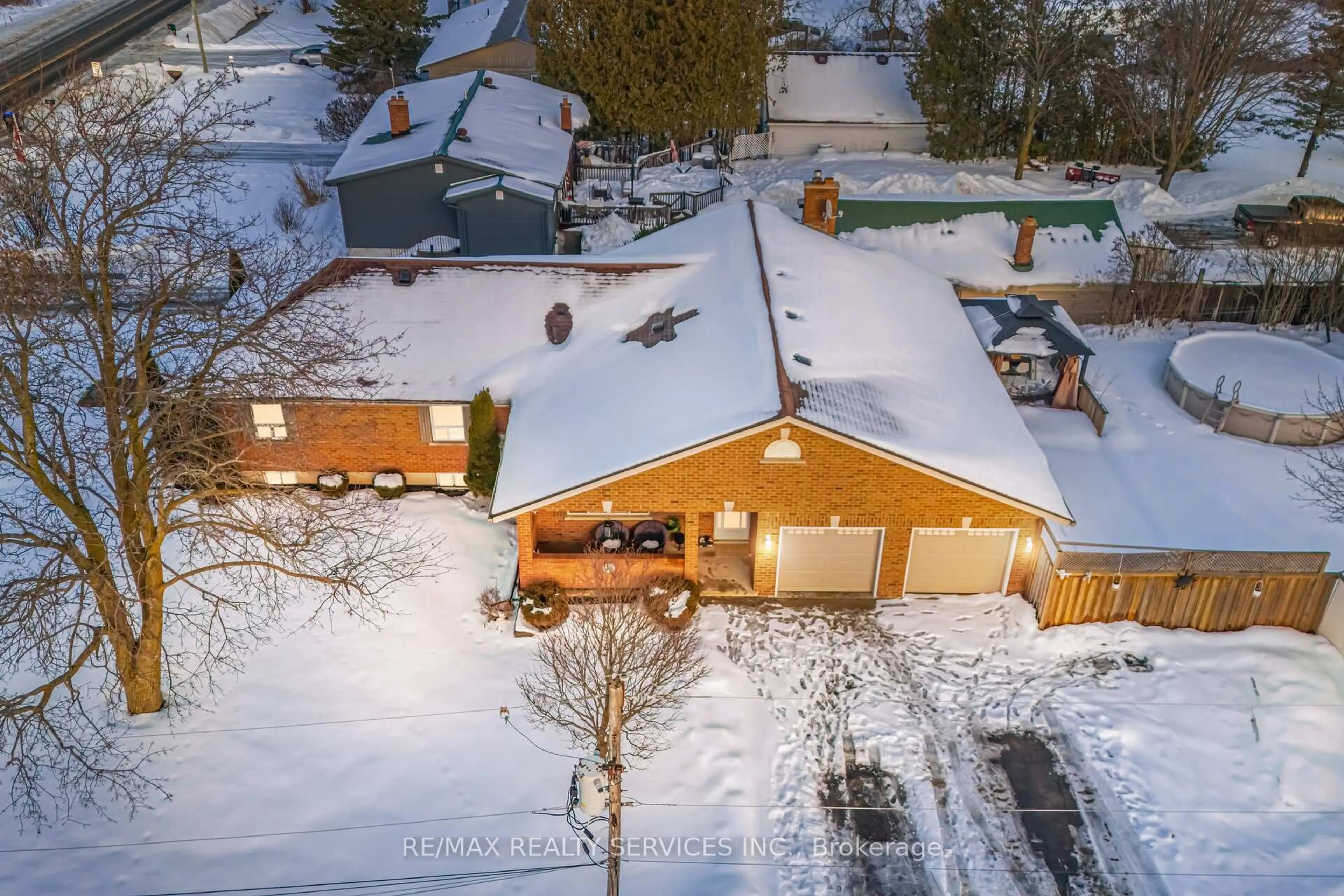 A pic from outside/outdoor area/front of a property/back of a property/a pic from drone, unknown for 1569 Killarney Beach Rd, Innisfil Ontario L0L 1W0
