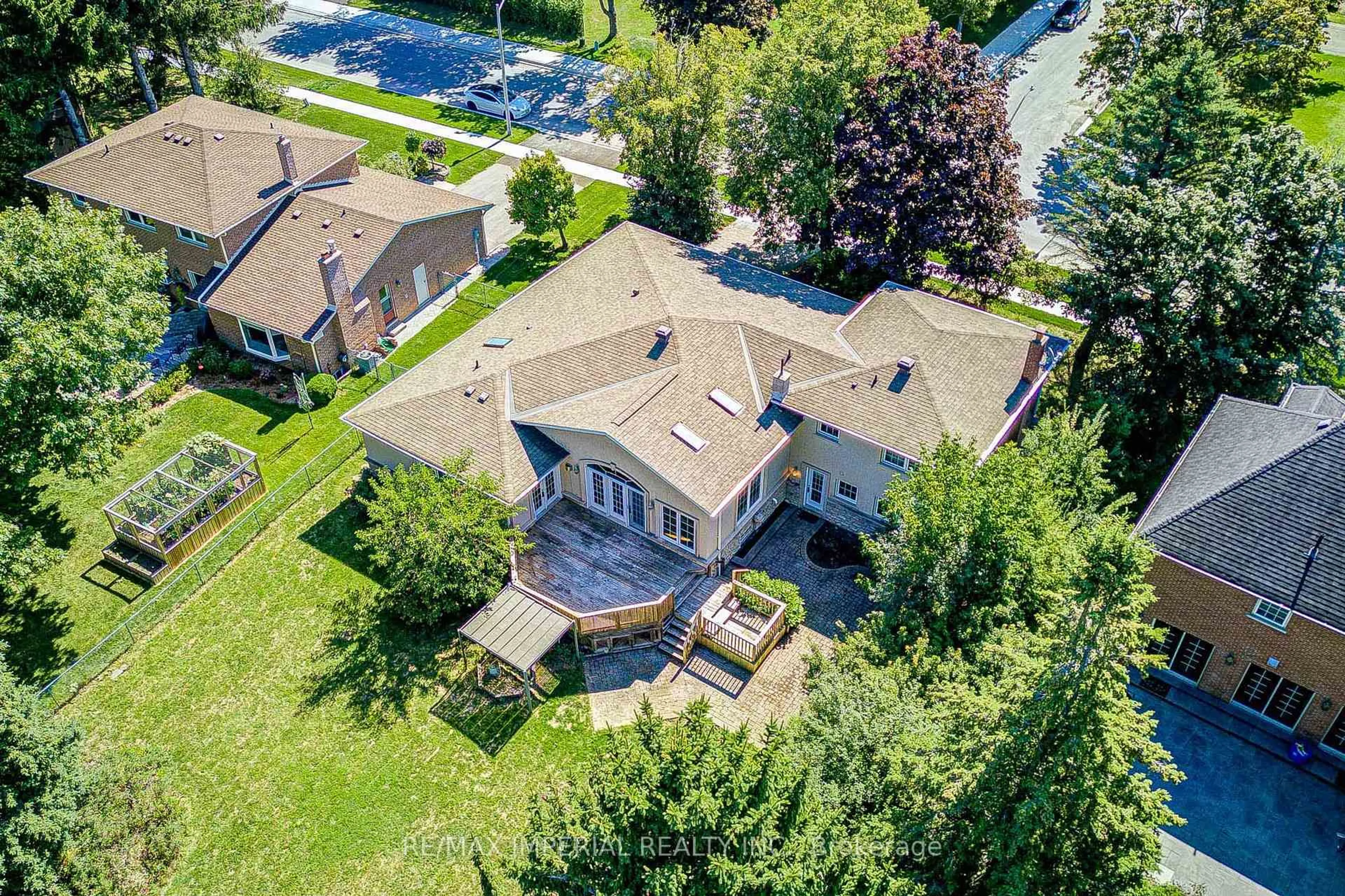 A pic from outside/outdoor area/front of a property/back of a property/a pic from drone, street for 20 Blackforest Dr, Richmond Hill Ontario L4E 2P5