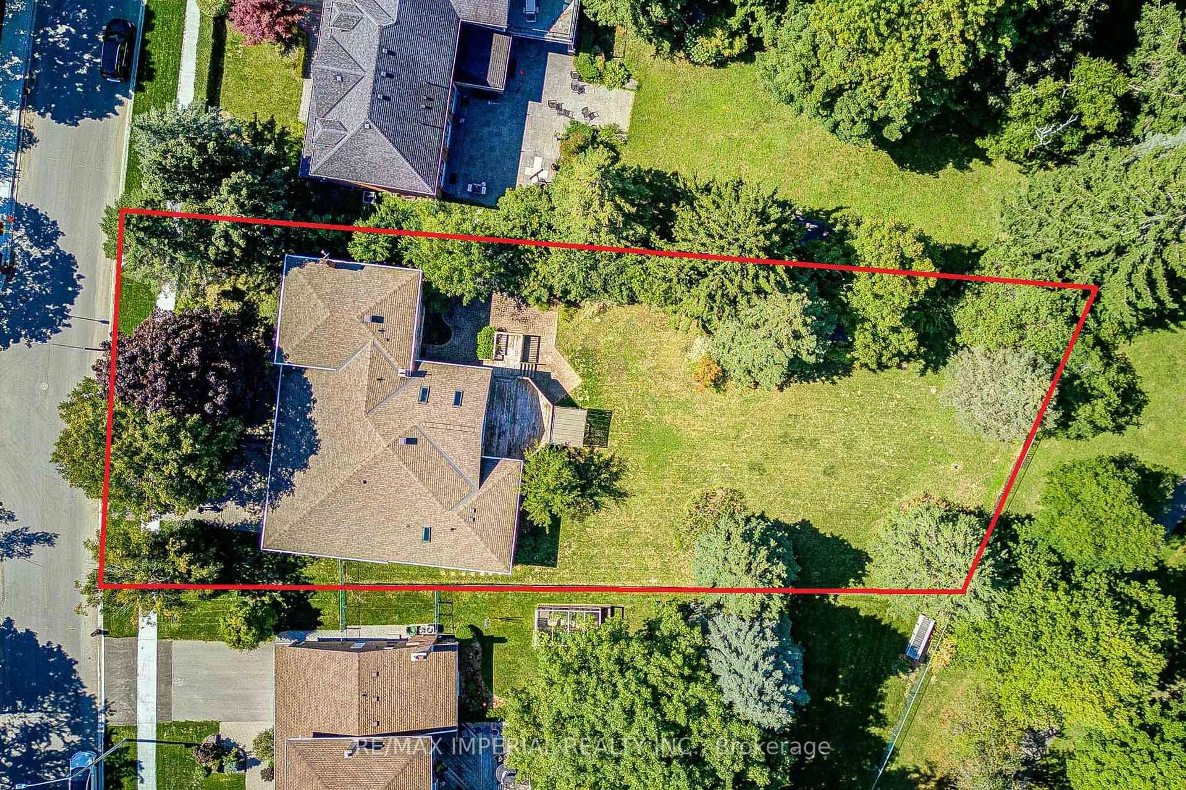 A pic from outside/outdoor area/front of a property/back of a property/a pic from drone, street for 20 Blackforest Dr, Richmond Hill Ontario L4E 2P5