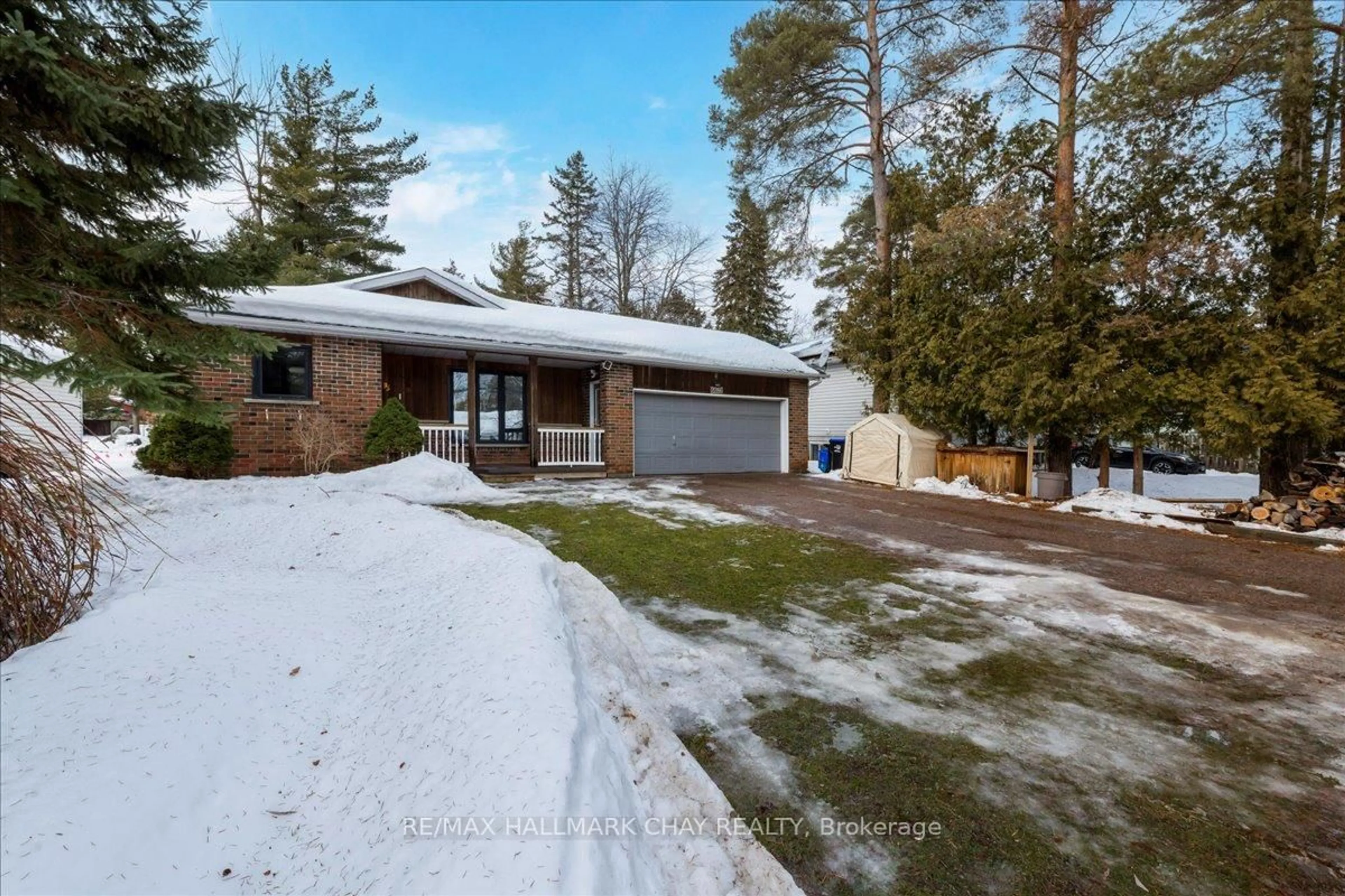 A pic from outside/outdoor area/front of a property/back of a property/a pic from drone, street for 2286 25 Sdrd, Innisfil Ontario L9S 2G2