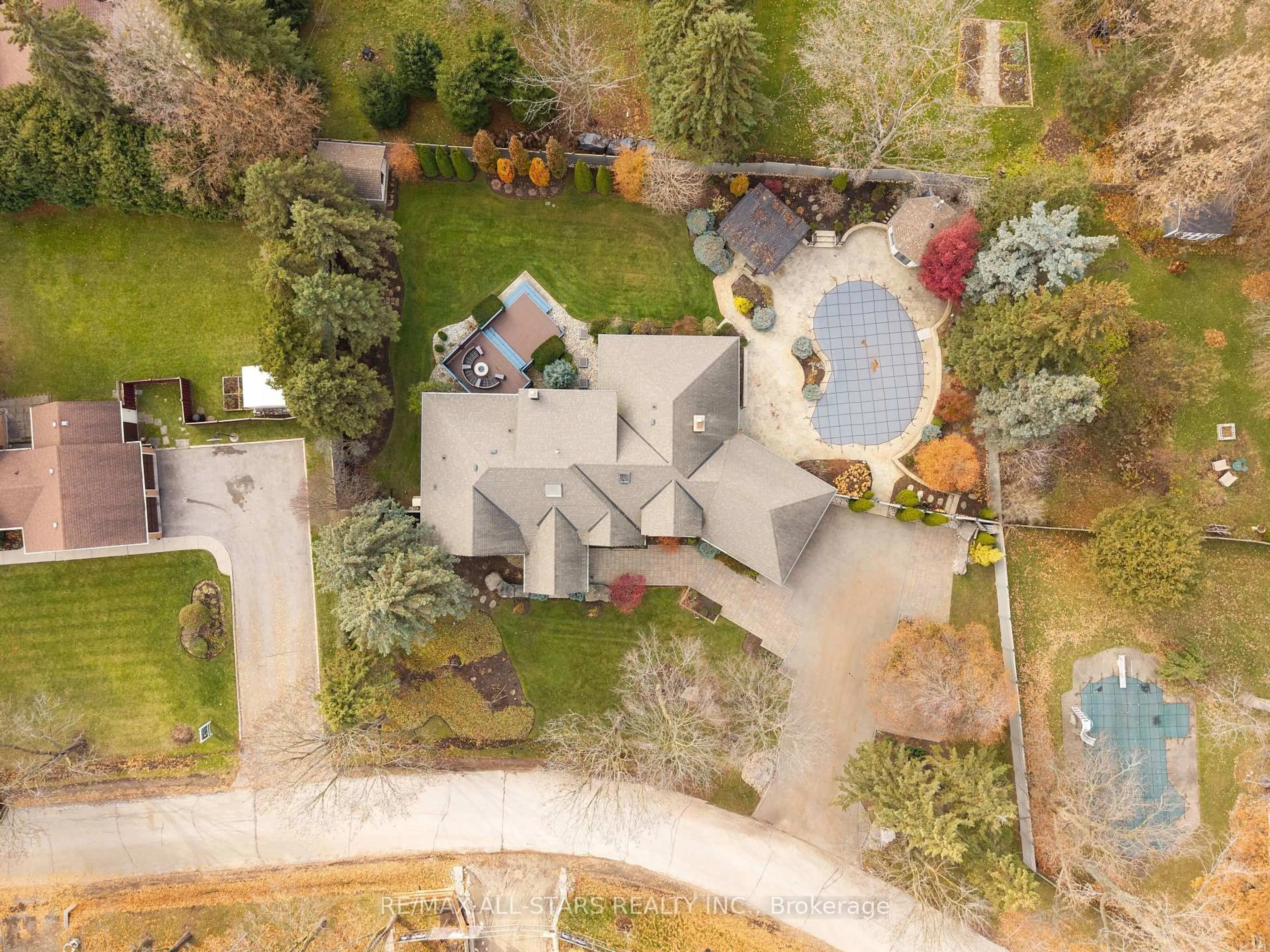 A pic from outside/outdoor area/front of a property/back of a property/a pic from drone, street for 6 Boyd Crt, Markham Ontario L6C 1A6