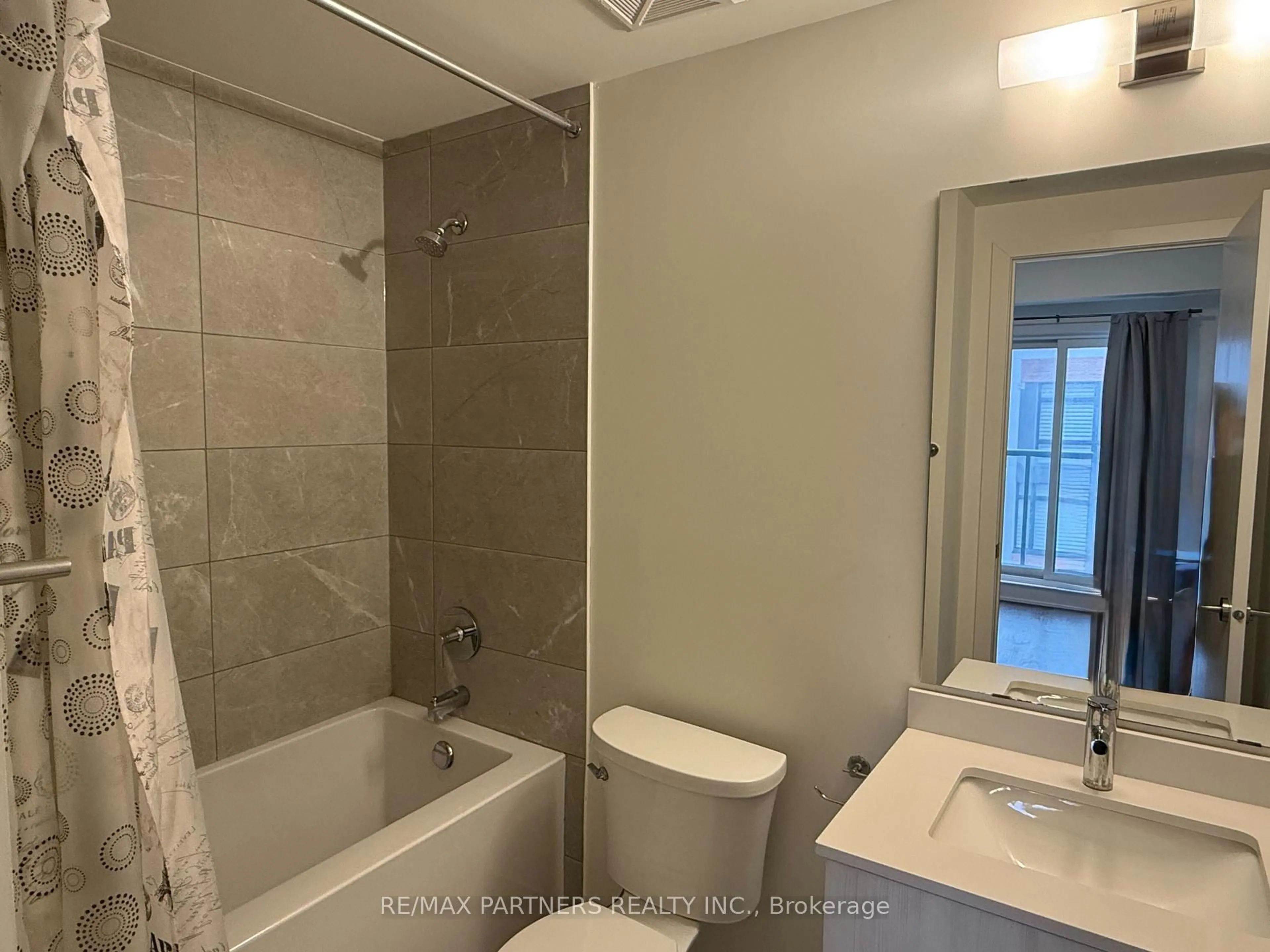 Standard bathroom, ceramic/tile floor for 2 Steckley House Lane #924, Richmond Hill Ontario L4S 0N4