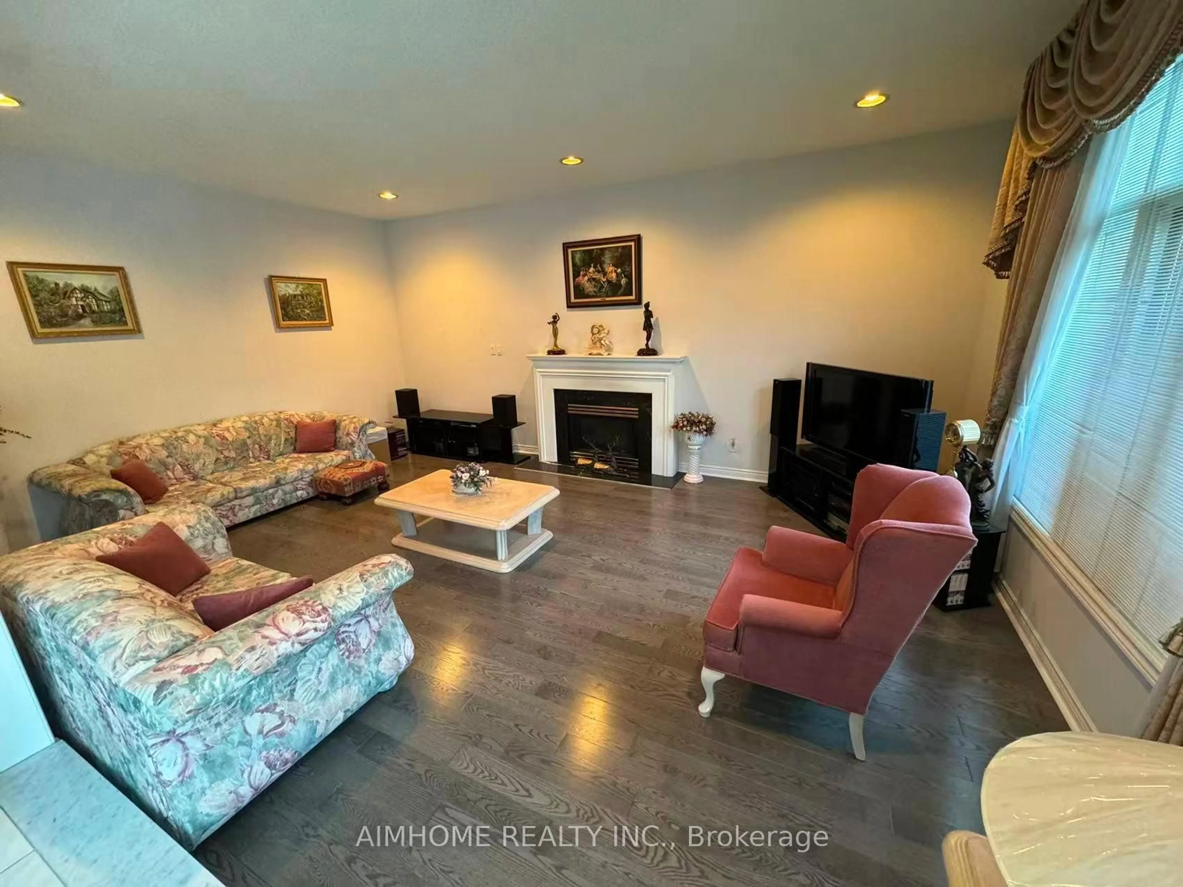 Living room with furniture, unknown for 92 Springbrook Dr, Richmond Hill Ontario L4B 3P9