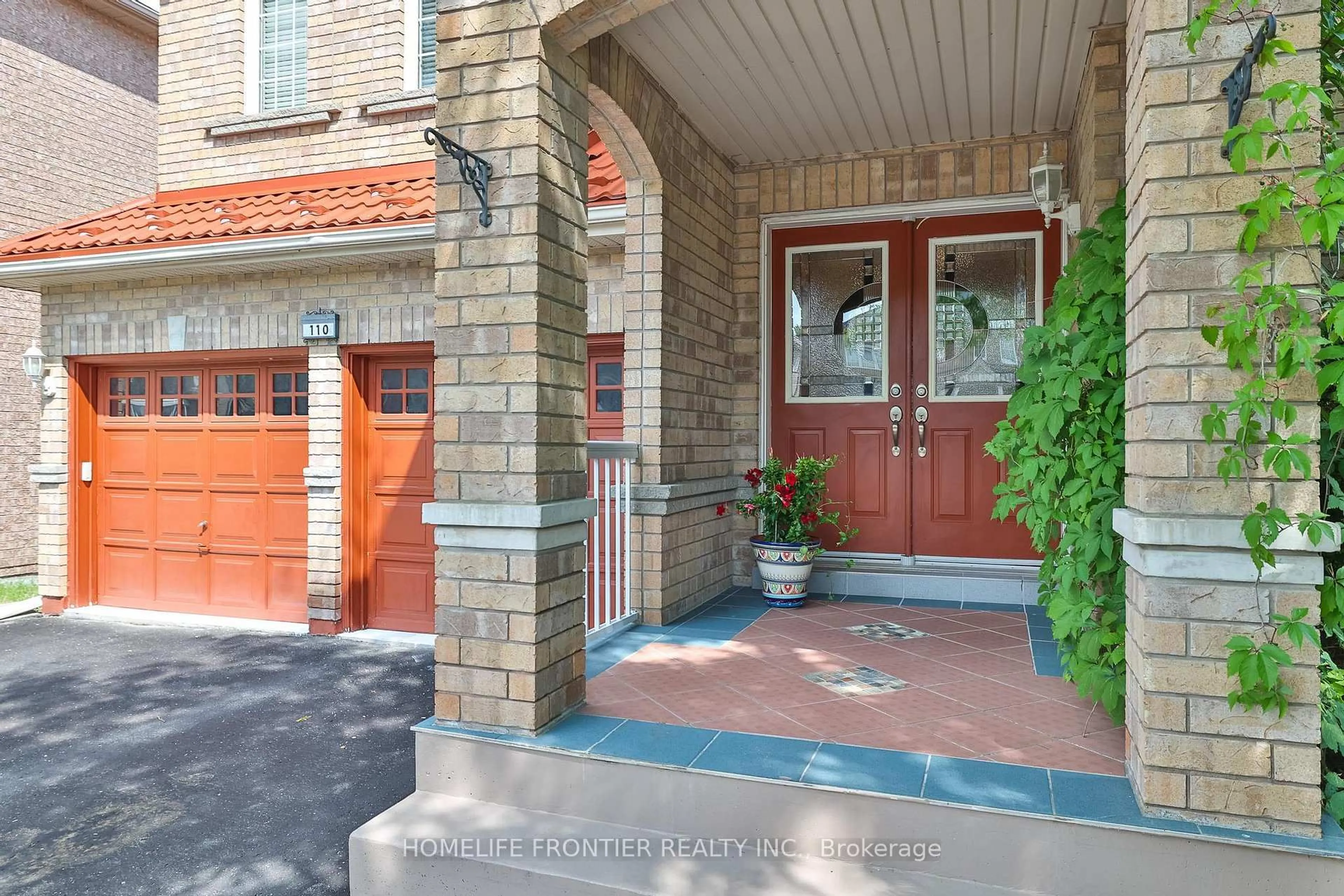 Indoor entryway for 110 Red River Cres, Newmarket Ontario L3X 2R1