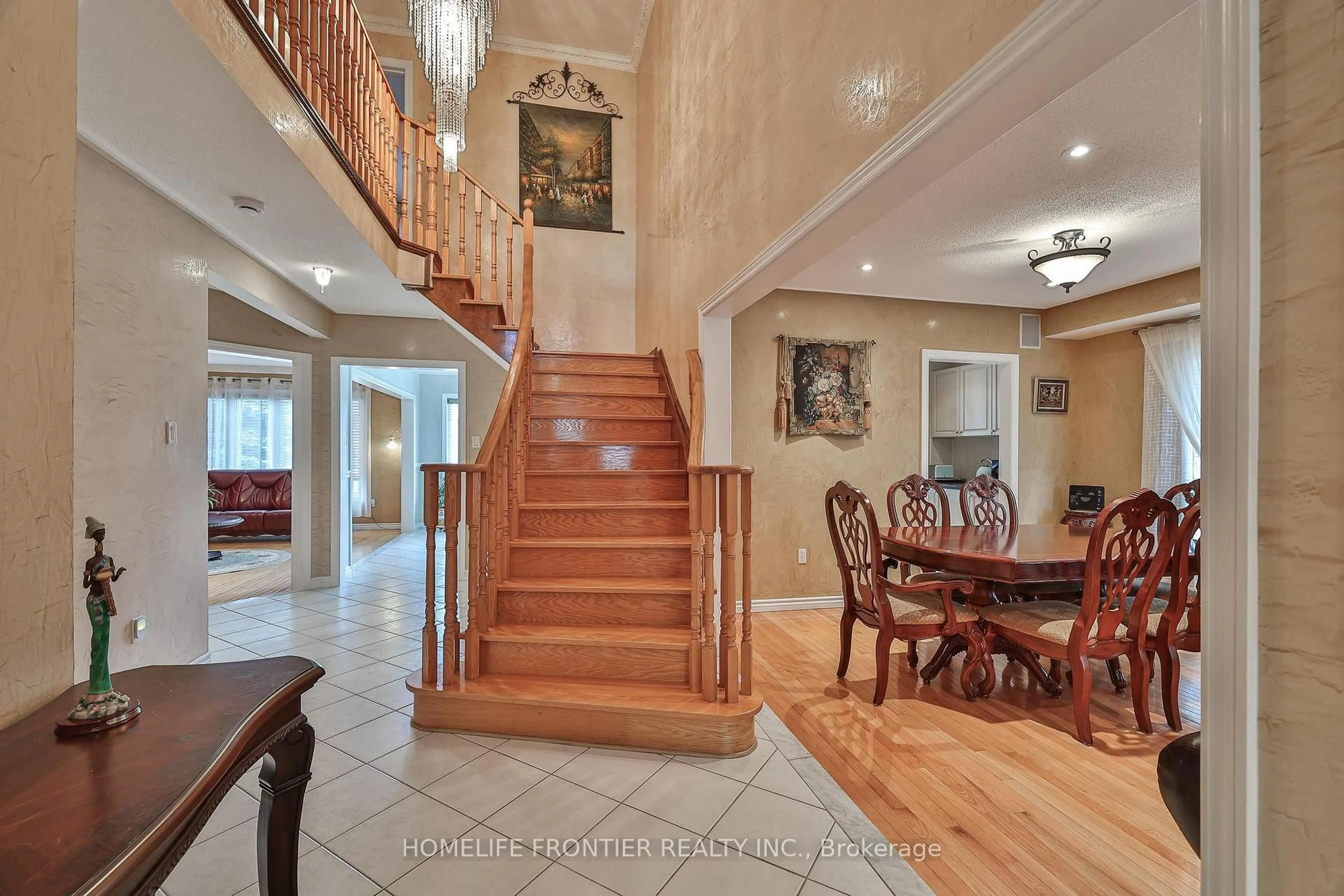 Indoor foyer for 110 Red River Cres, Newmarket Ontario L3X 2R1
