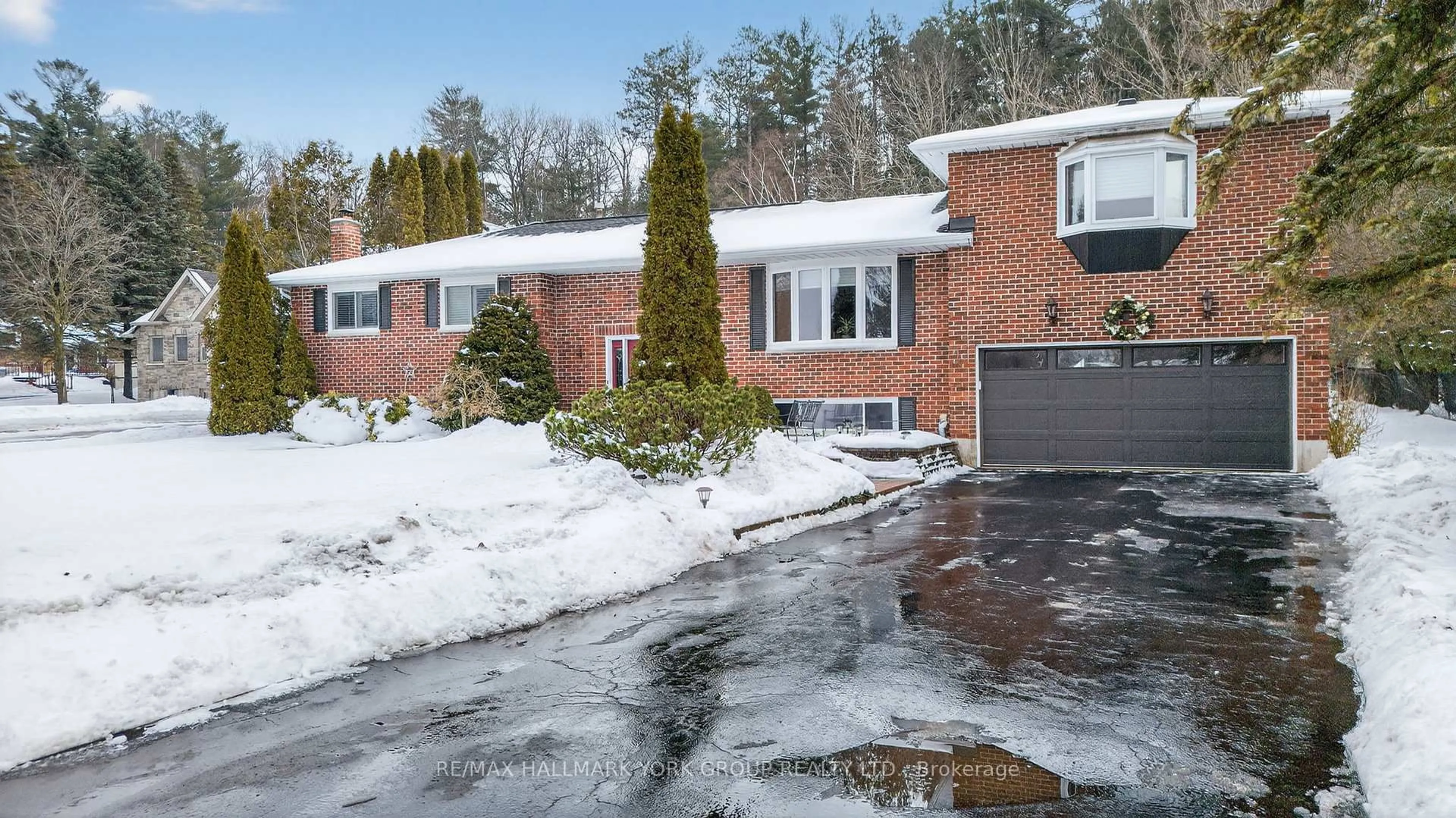 Home with brick exterior material, street for 14 Anchor Crt, East Gwillimbury Ontario L9N 1G1