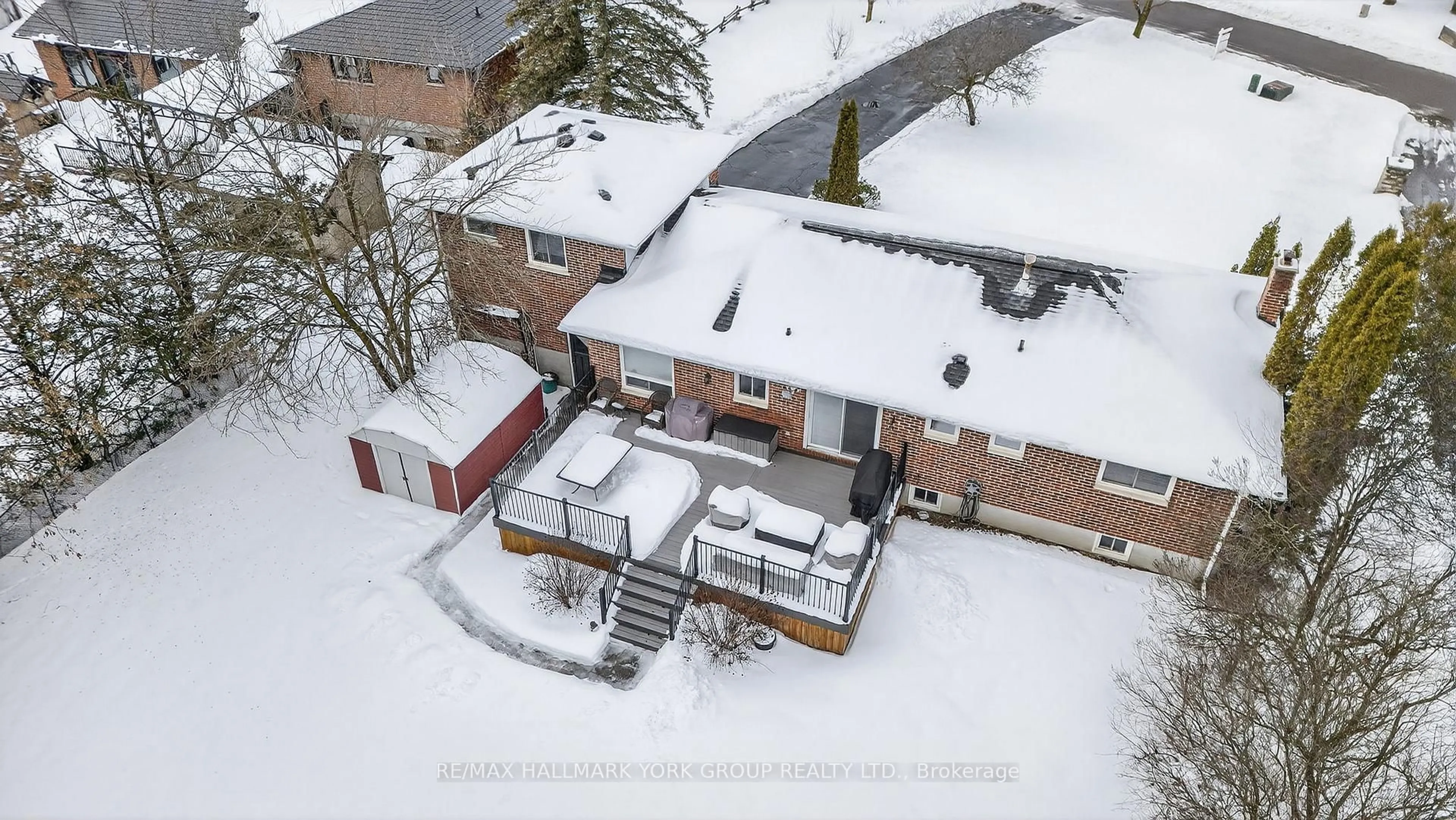 A pic from outside/outdoor area/front of a property/back of a property/a pic from drone, street for 14 Anchor Crt, East Gwillimbury Ontario L9N 1G1