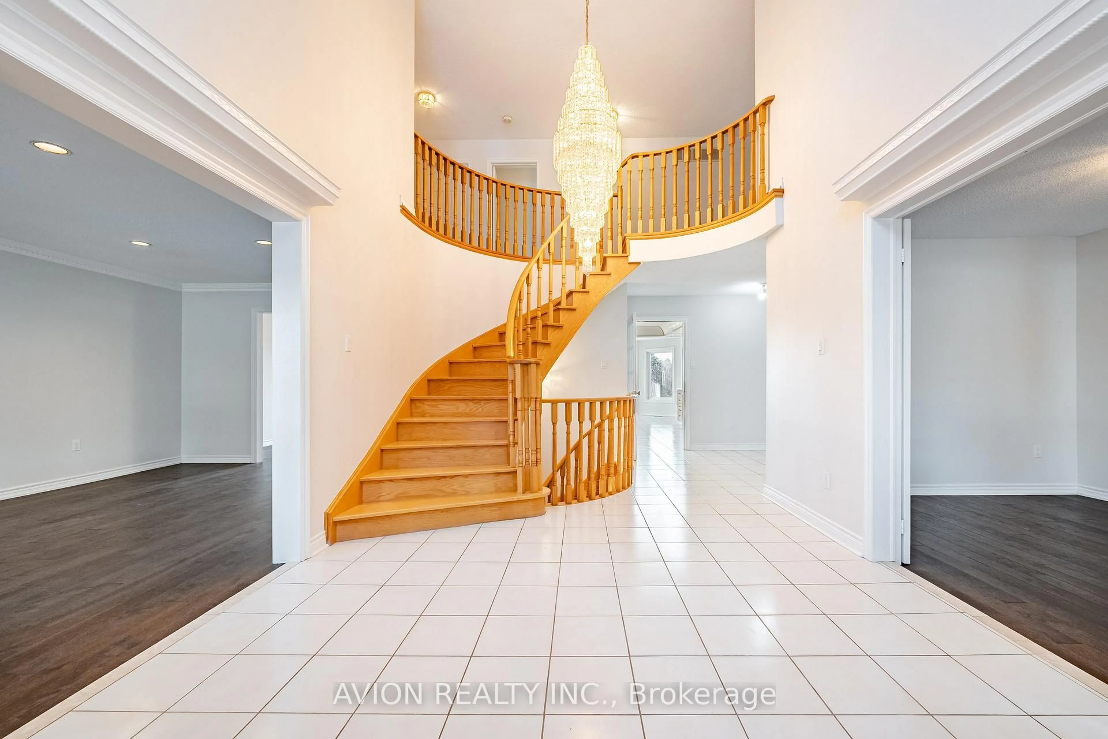 Indoor foyer for 103 Spadina Rd, Richmond Hill Ontario L4B 2Y9