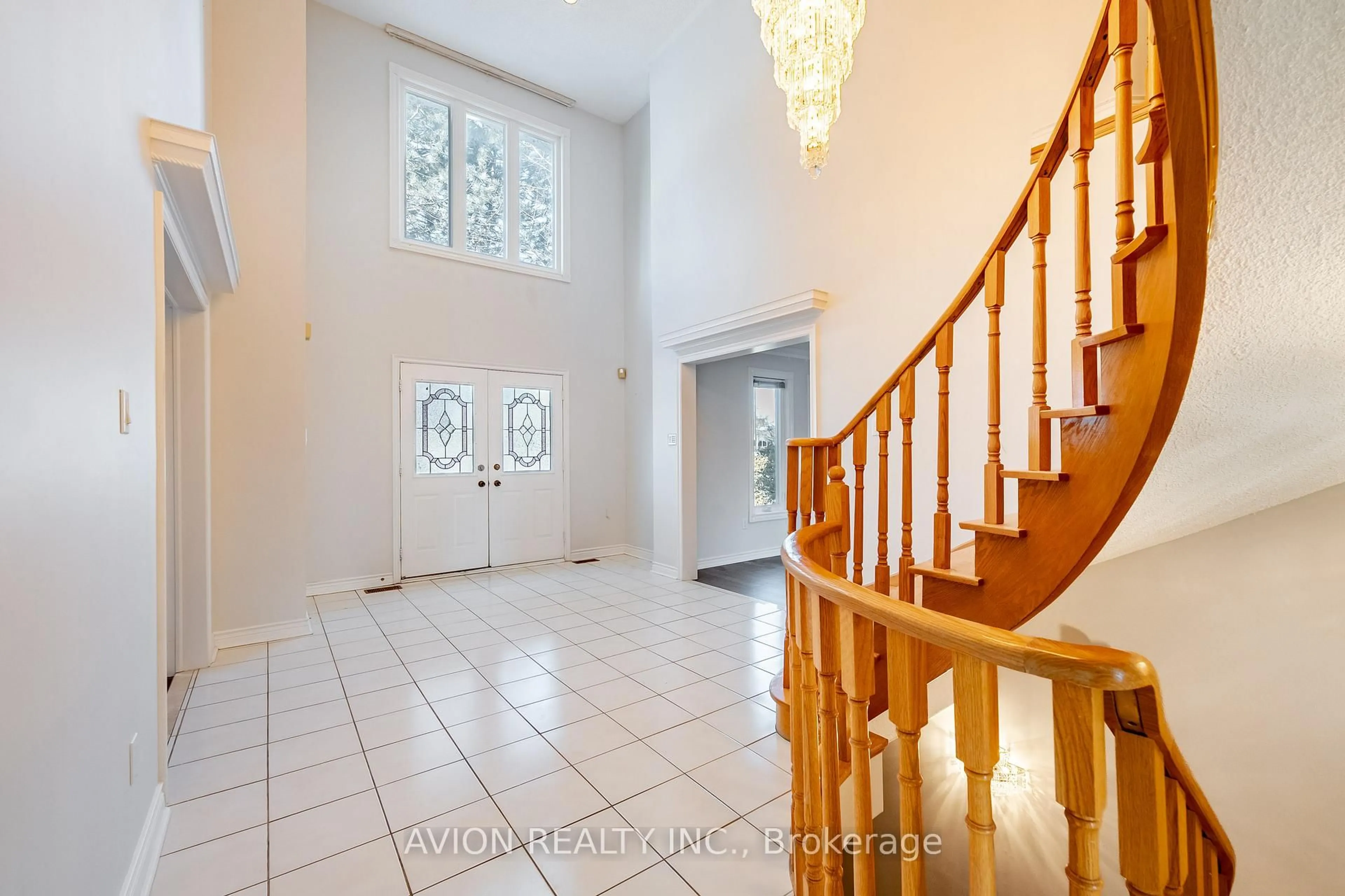 Indoor foyer for 103 Spadina Rd, Richmond Hill Ontario L4B 2Y9