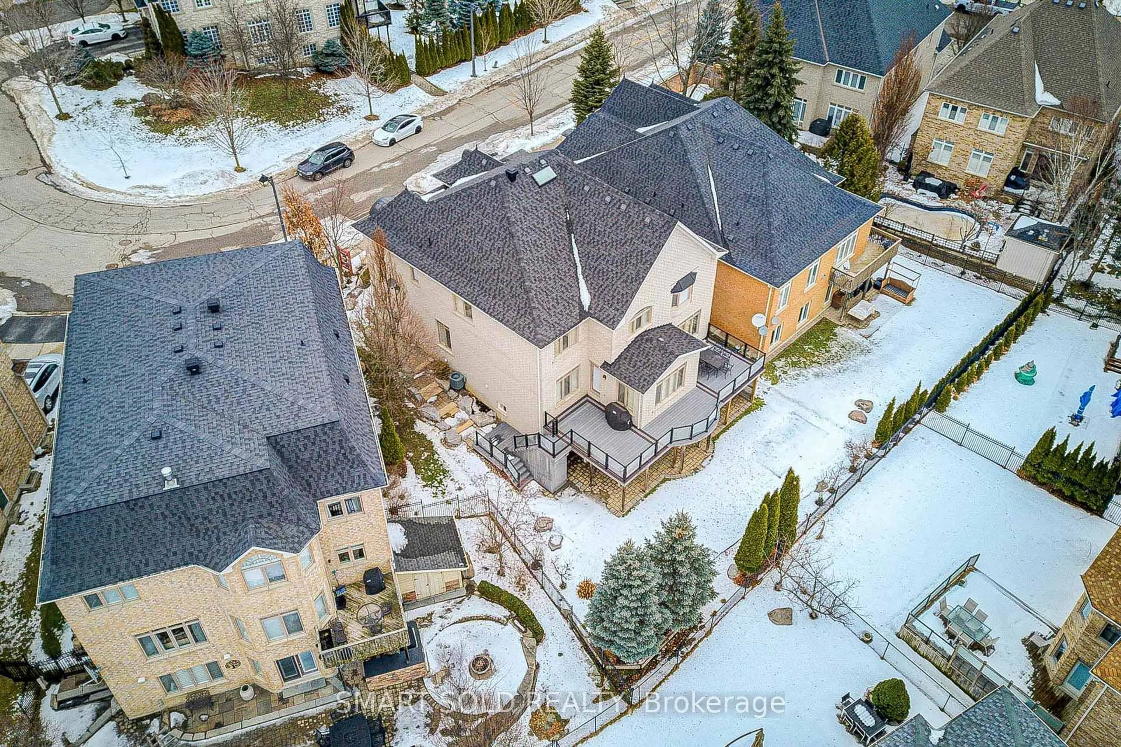 A pic from outside/outdoor area/front of a property/back of a property/a pic from drone, street for 8 Sachet Dr, Richmond Hill Ontario L4E 4S1