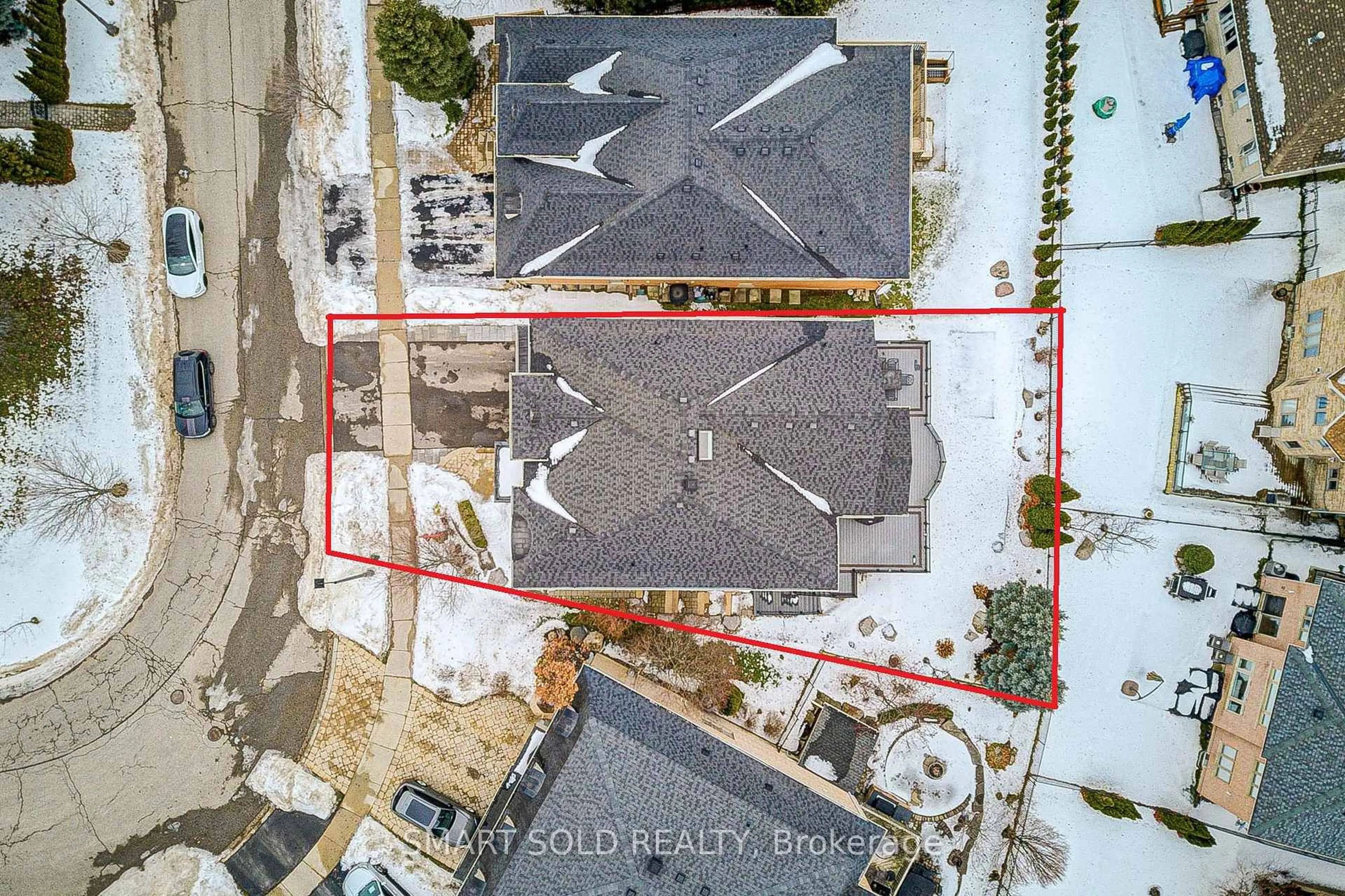 A pic from outside/outdoor area/front of a property/back of a property/a pic from drone, building for 8 Sachet Dr, Richmond Hill Ontario L4E 4S1