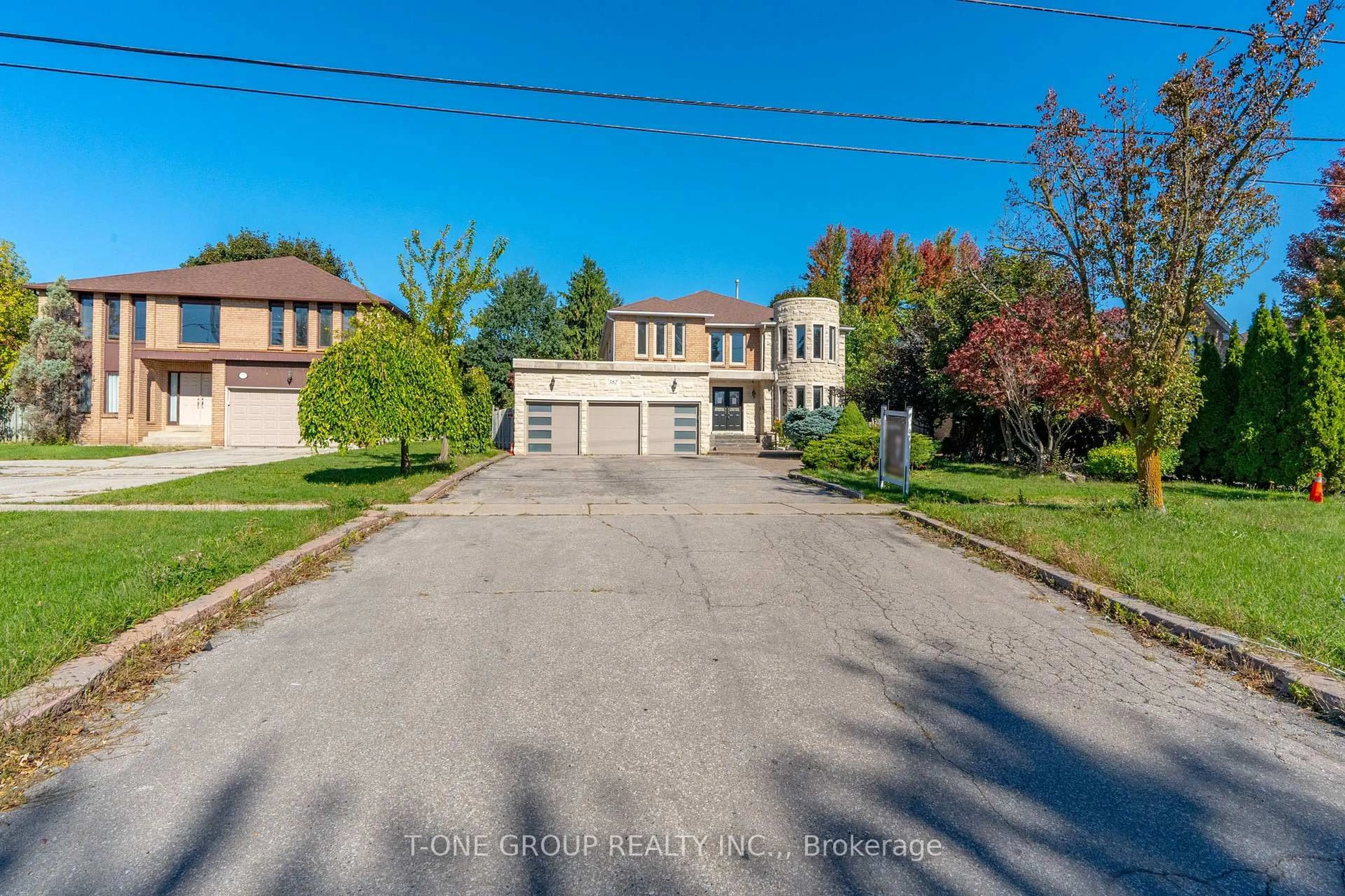A pic from outside/outdoor area/front of a property/back of a property/a pic from drone, street for 382 Elgin Mills Rd, Richmond Hill Ontario L4C 4M2
