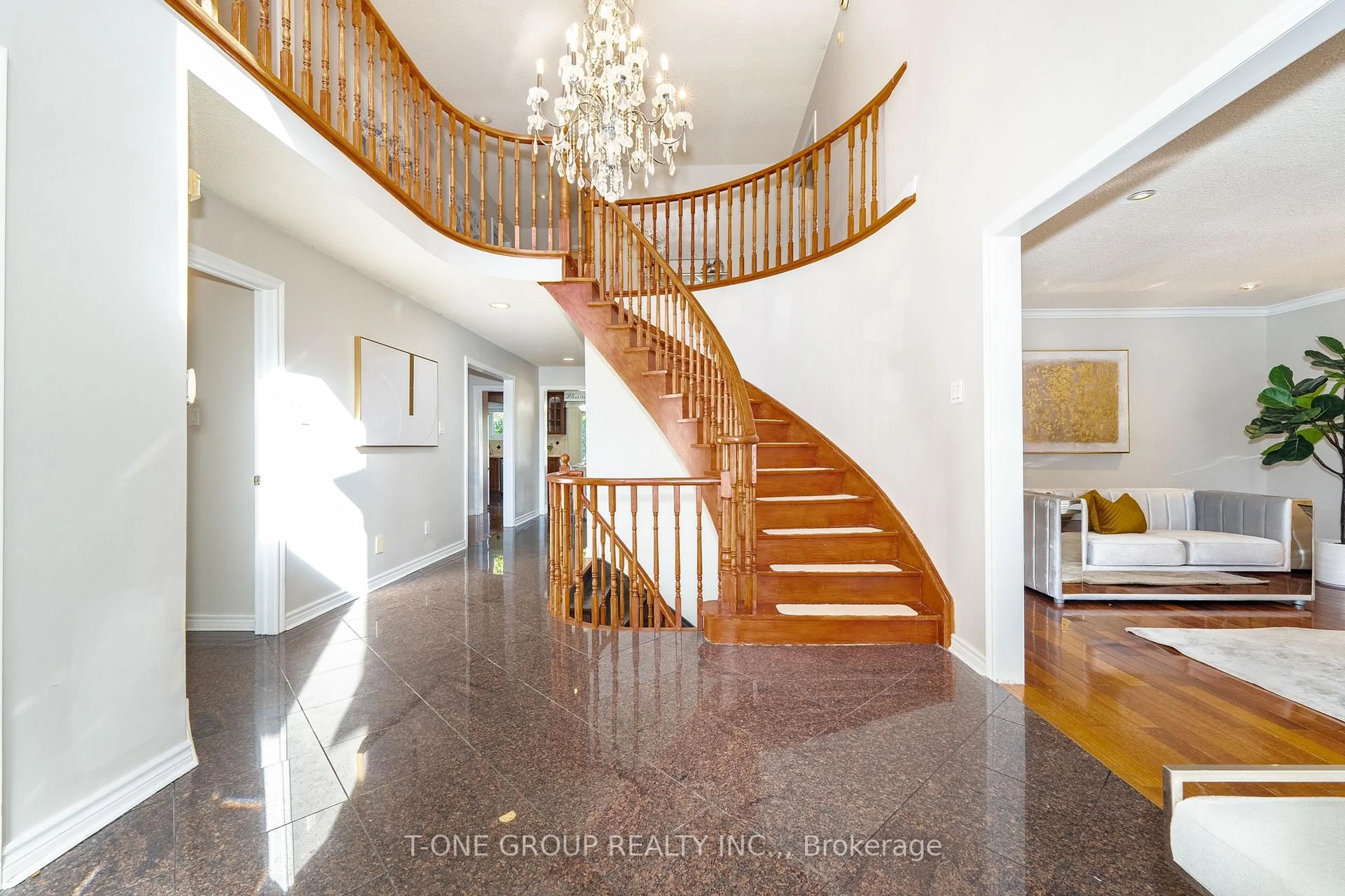 Indoor foyer for 382 Elgin Mills Rd, Richmond Hill Ontario L4C 4M2