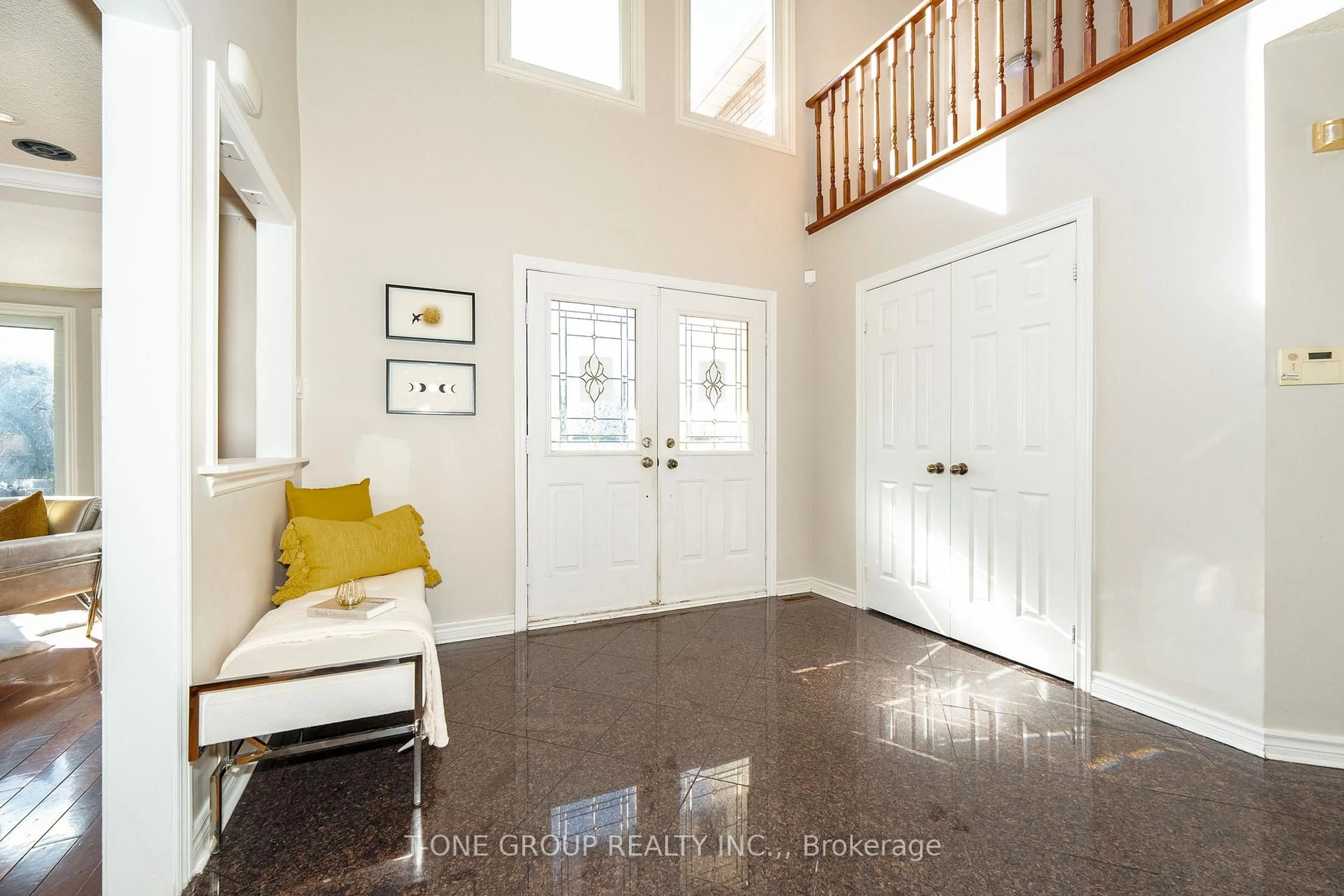 Indoor entryway for 382 Elgin Mills Rd, Richmond Hill Ontario L4C 4M2