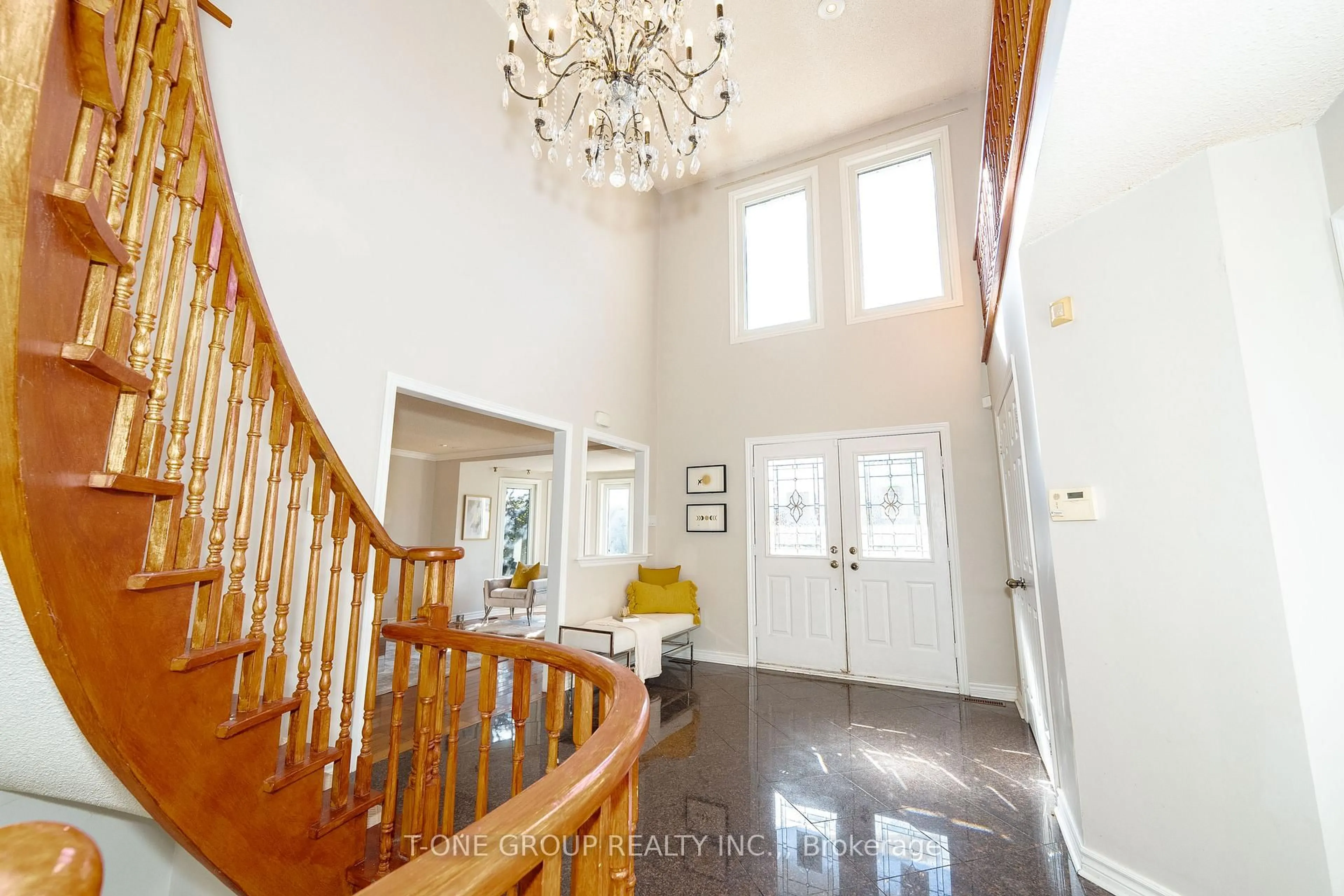Indoor foyer for 382 Elgin Mills Rd, Richmond Hill Ontario L4C 4M2