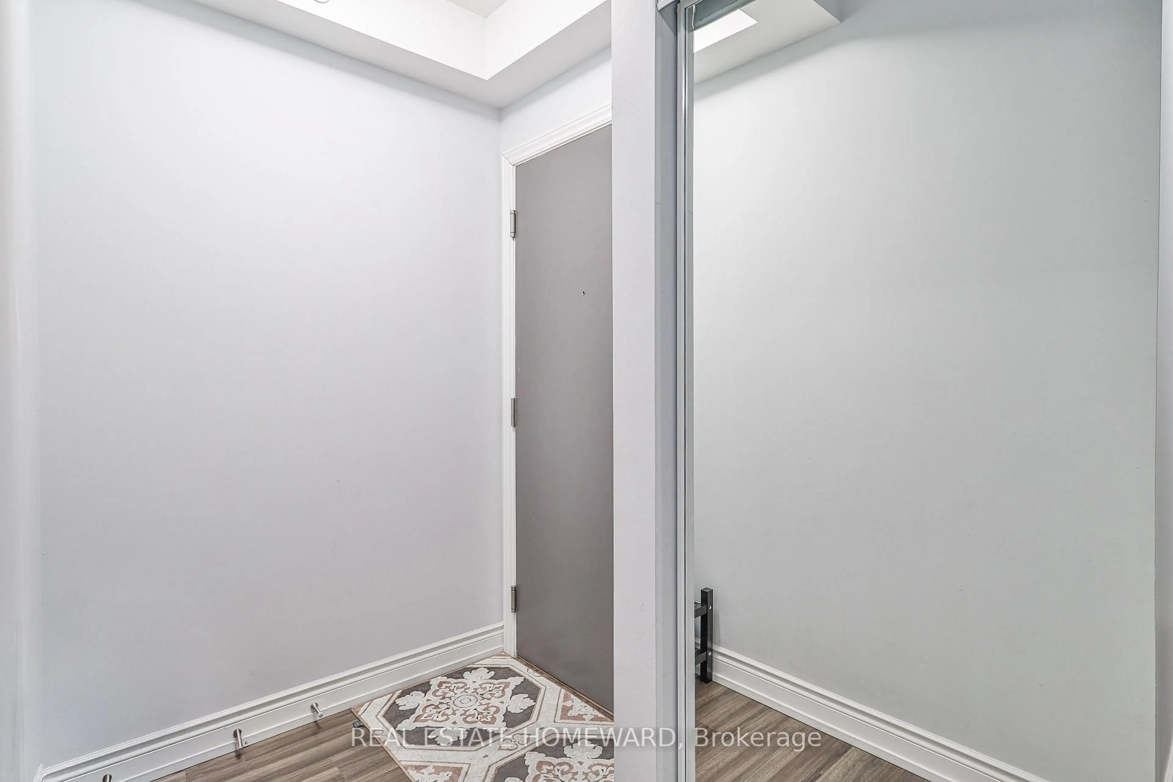 Indoor entryway for 9600 Yonge St #911B, Richmond Hill Ontario L4C 0X3